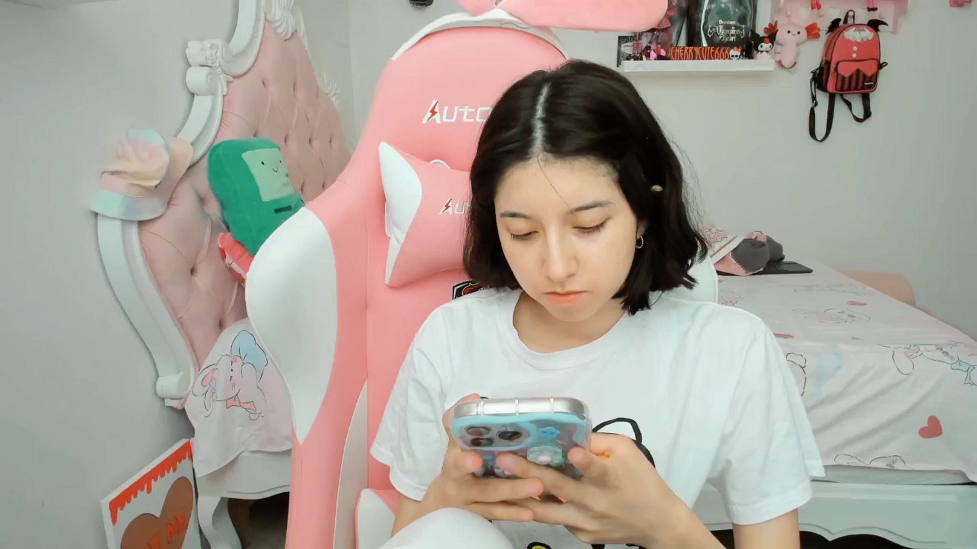 Gallery image thumbnail from Cherrycute666's myfreecams stream on, 06/18/2025, 23:27 image 1 of 20