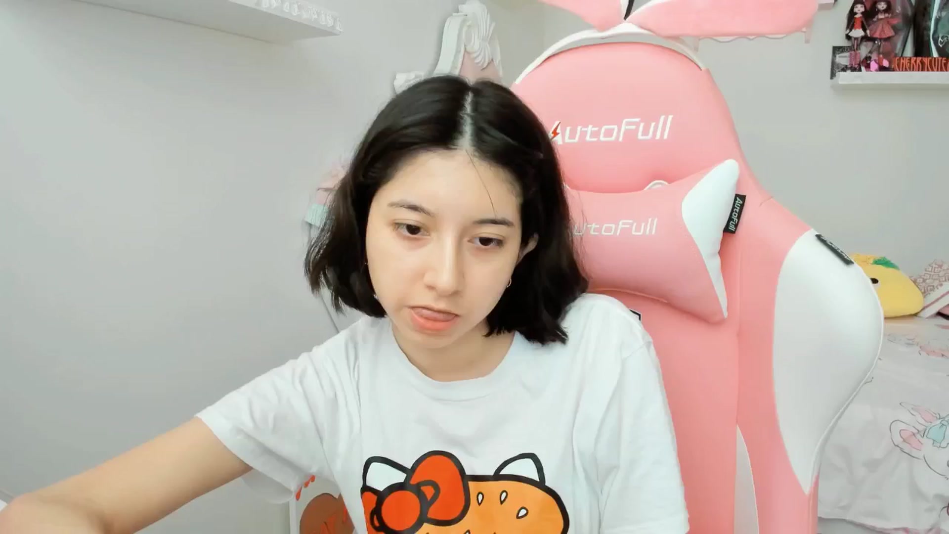 Gallery image thumbnail from Cherrycute666's myfreecams stream on, 06/18/2025, 23:27 image 6 of 20
