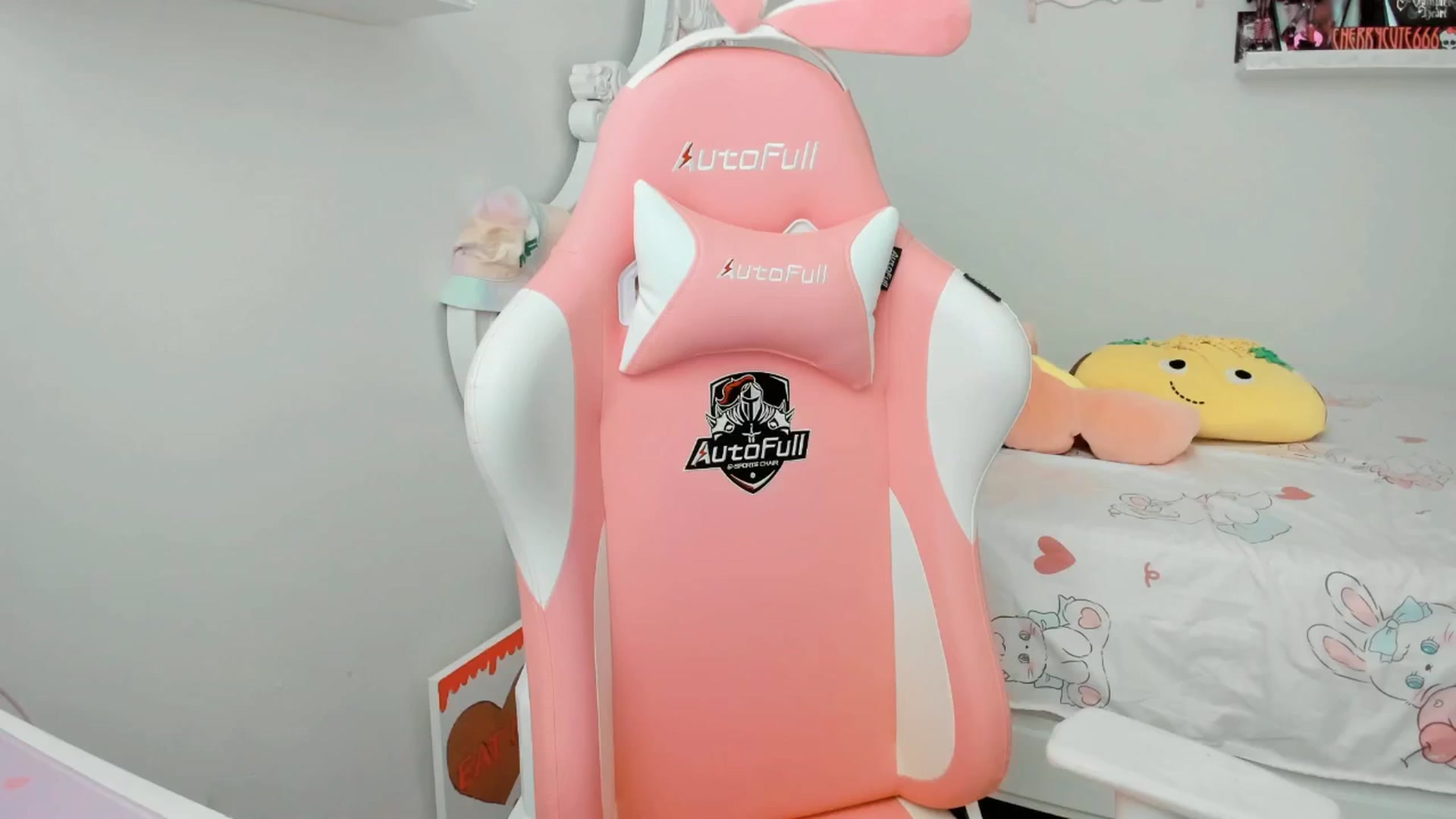 Gallery image thumbnail from Cherrycute666's myfreecams stream on, 06/20/2025, 24:01 image 15 of 20