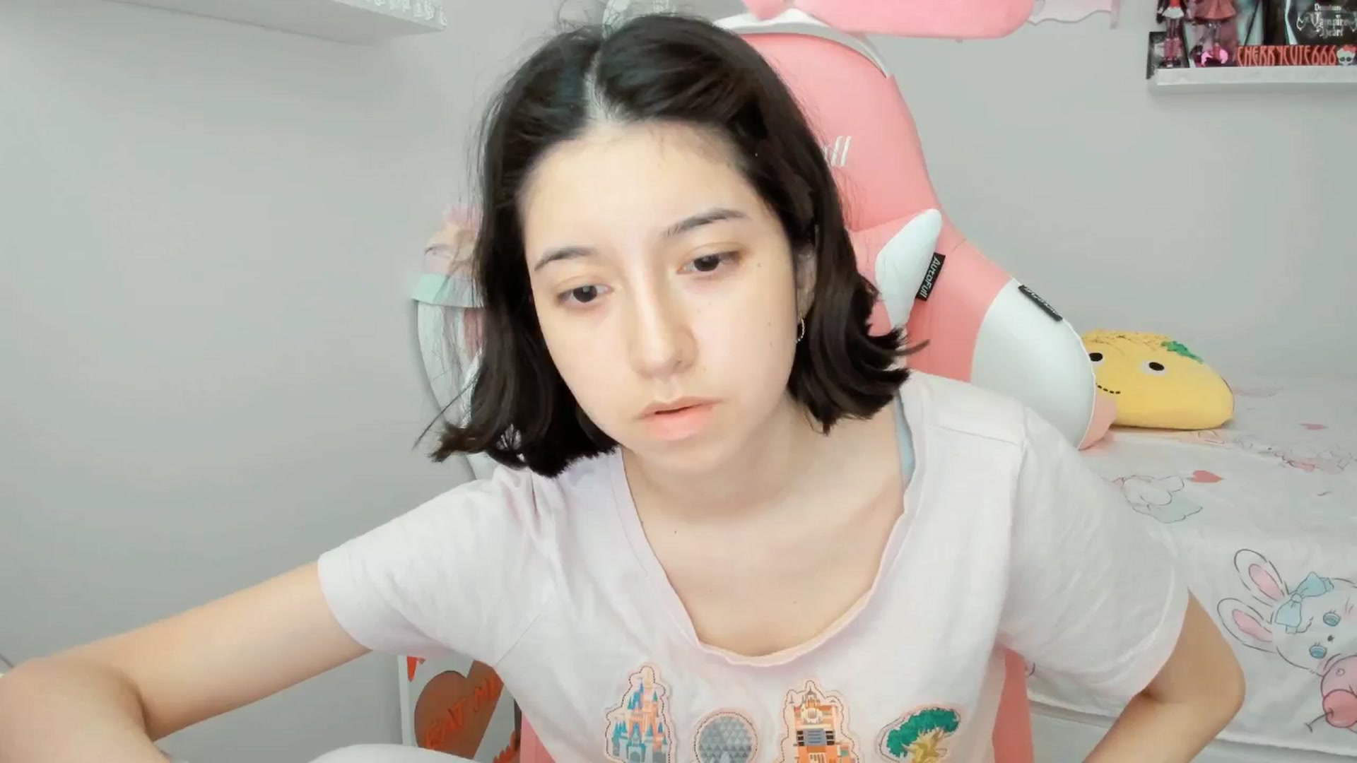 Gallery image thumbnail from Cherrycute666's myfreecams stream on, 06/20/2025, 24:01 image 19 of 20