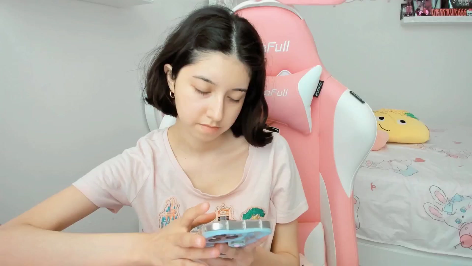 Gallery image thumbnail from Cherrycute666's myfreecams stream on, 06/20/2025, 24:01 image 16 of 20