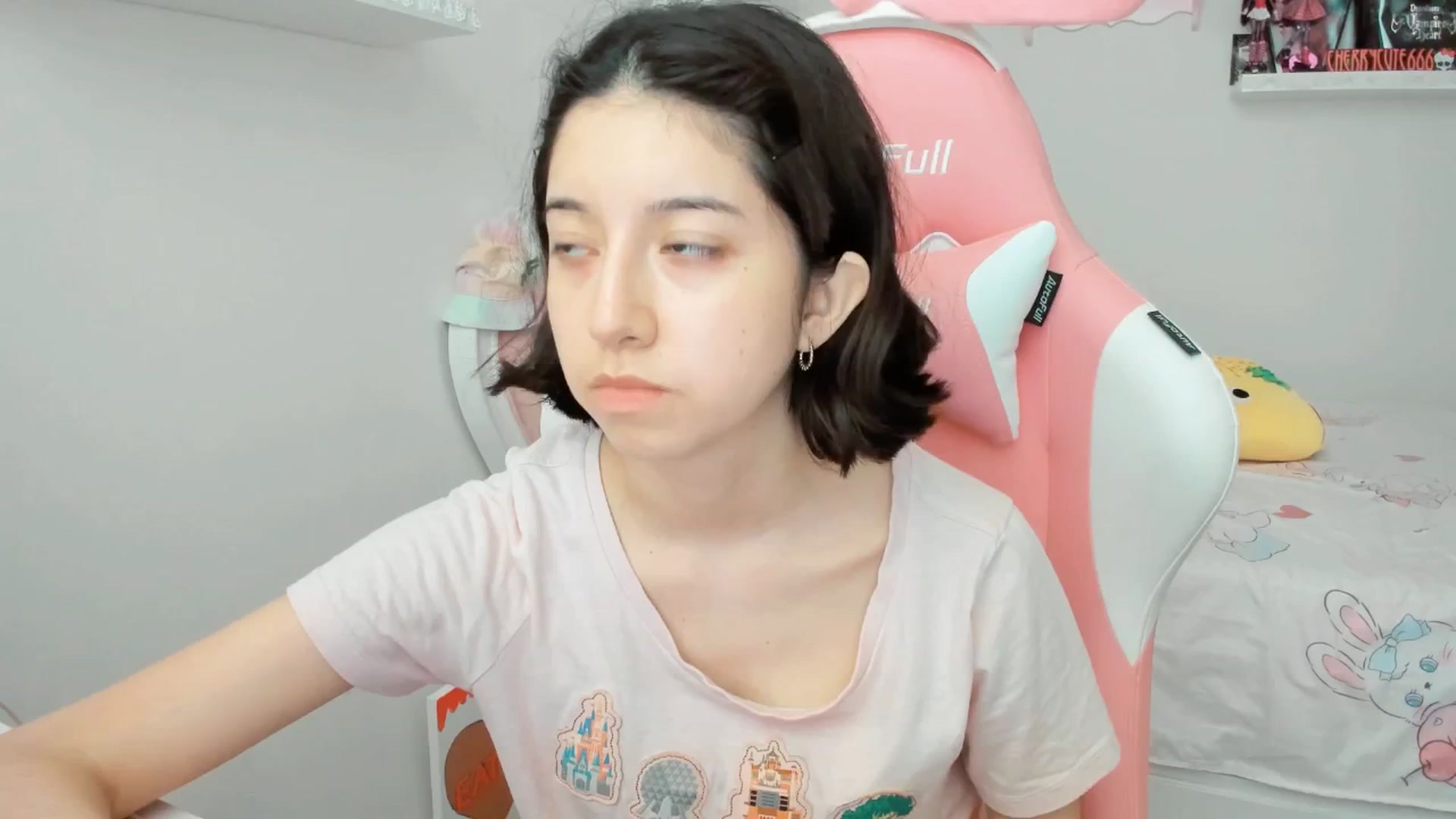 Gallery image thumbnail from Cherrycute666's myfreecams stream on, 06/20/2025, 24:01 image 18 of 20