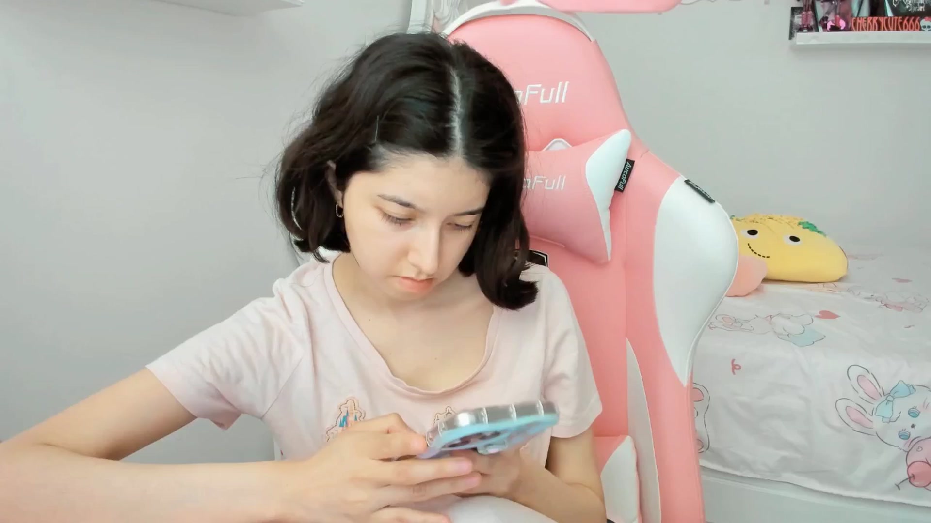 Gallery image thumbnail from Cherrycute666's myfreecams stream on, 06/20/2025, 24:01 image 17 of 20