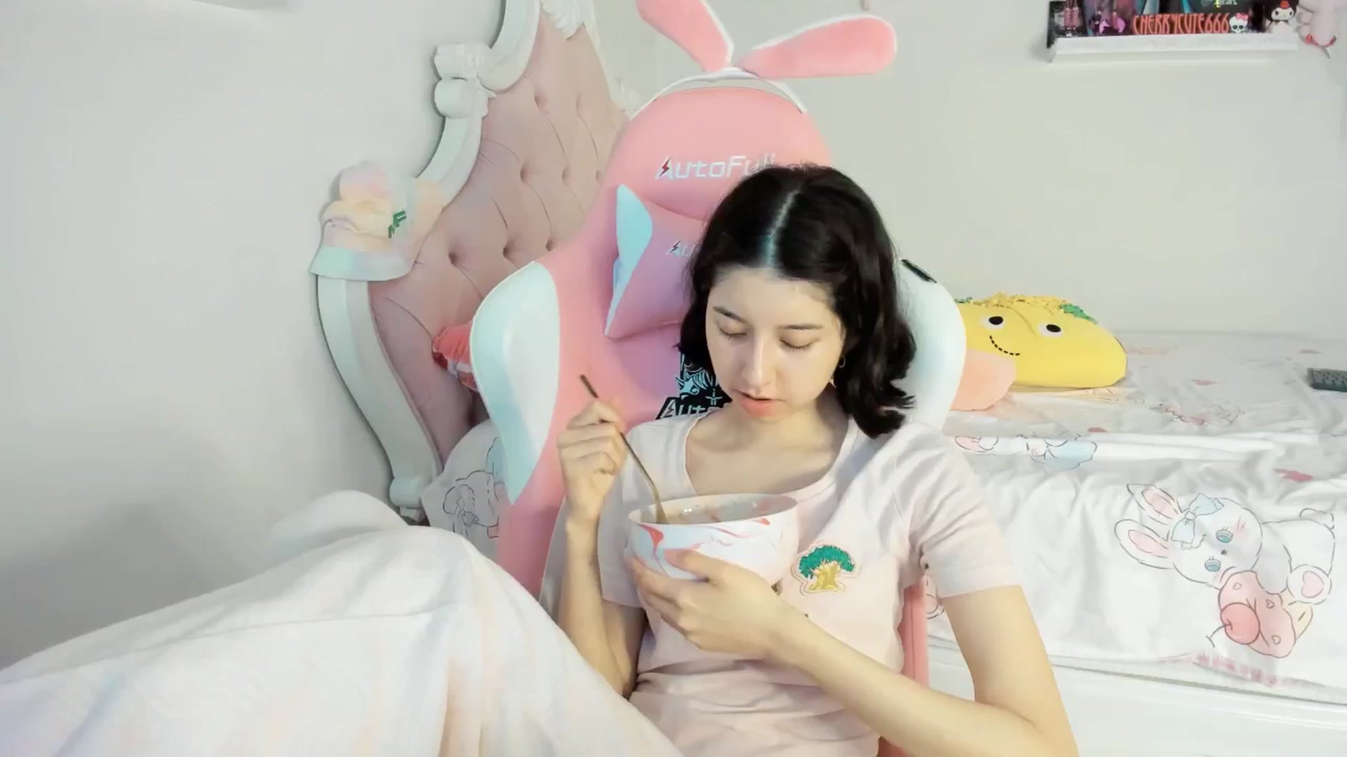 Gallery image thumbnail from Cherrycute666's myfreecams stream on, 06/20/2025, 03:59 image 2 of 20