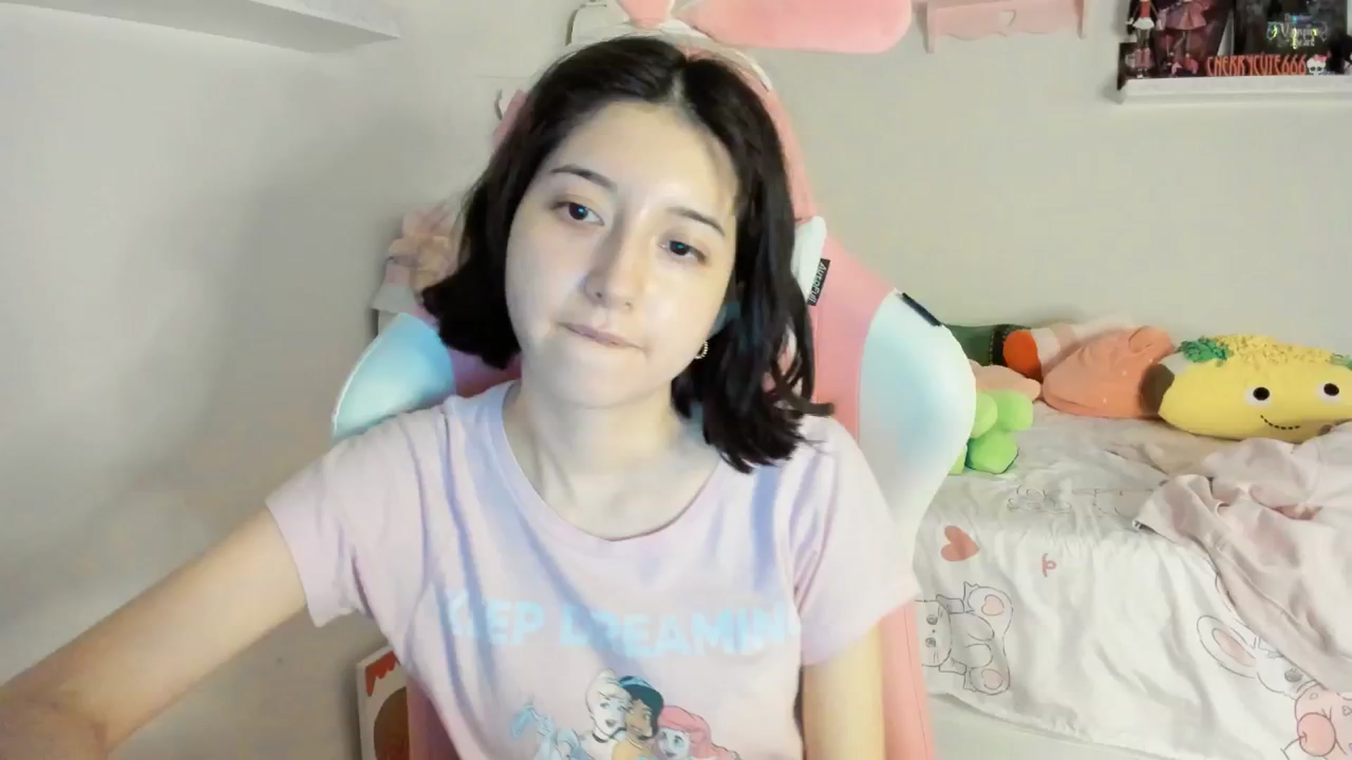 Gallery image thumbnail from Cherrycute666's myfreecams stream on, 06/21/2025, 01:59 image 17 of 20