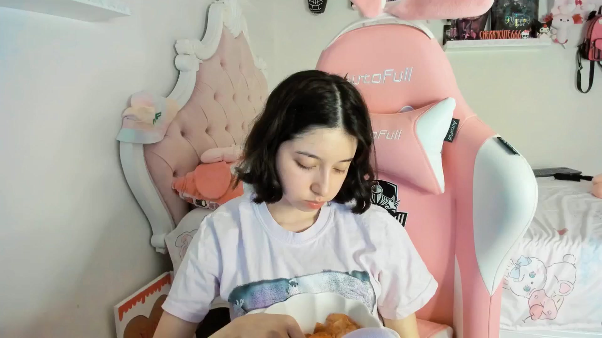 Gallery image thumbnail from Cherrycute666's myfreecams stream on, 06/21/2025, 08:01 image 3 of 20