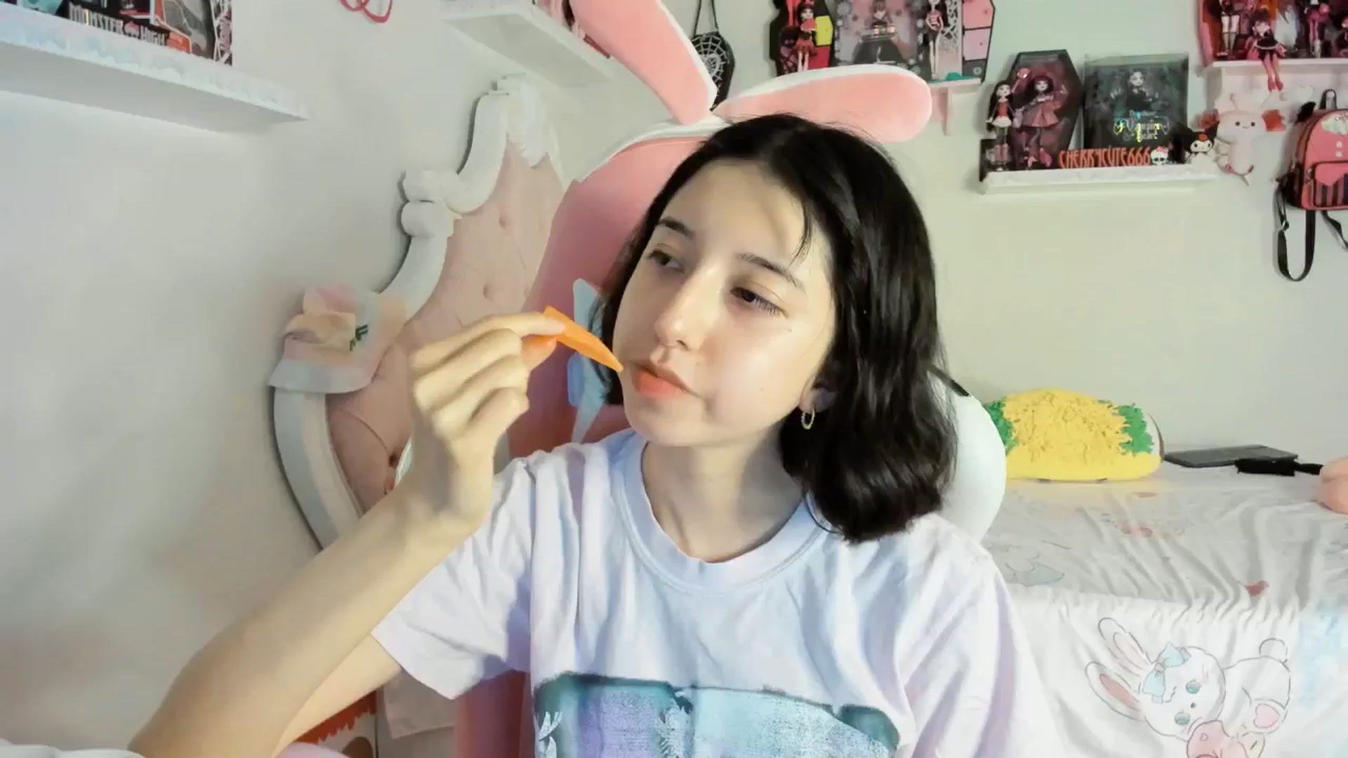 Gallery image thumbnail from Cherrycute666's myfreecams stream on, 06/21/2025, 08:01 image 2 of 20