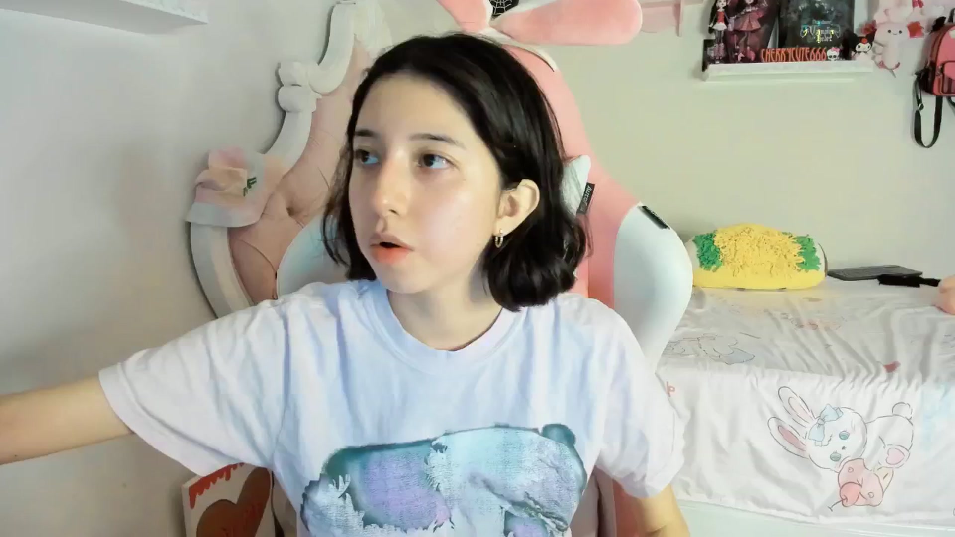 Gallery image thumbnail from Cherrycute666's myfreecams stream on, 06/21/2025, 08:01 image 4 of 20