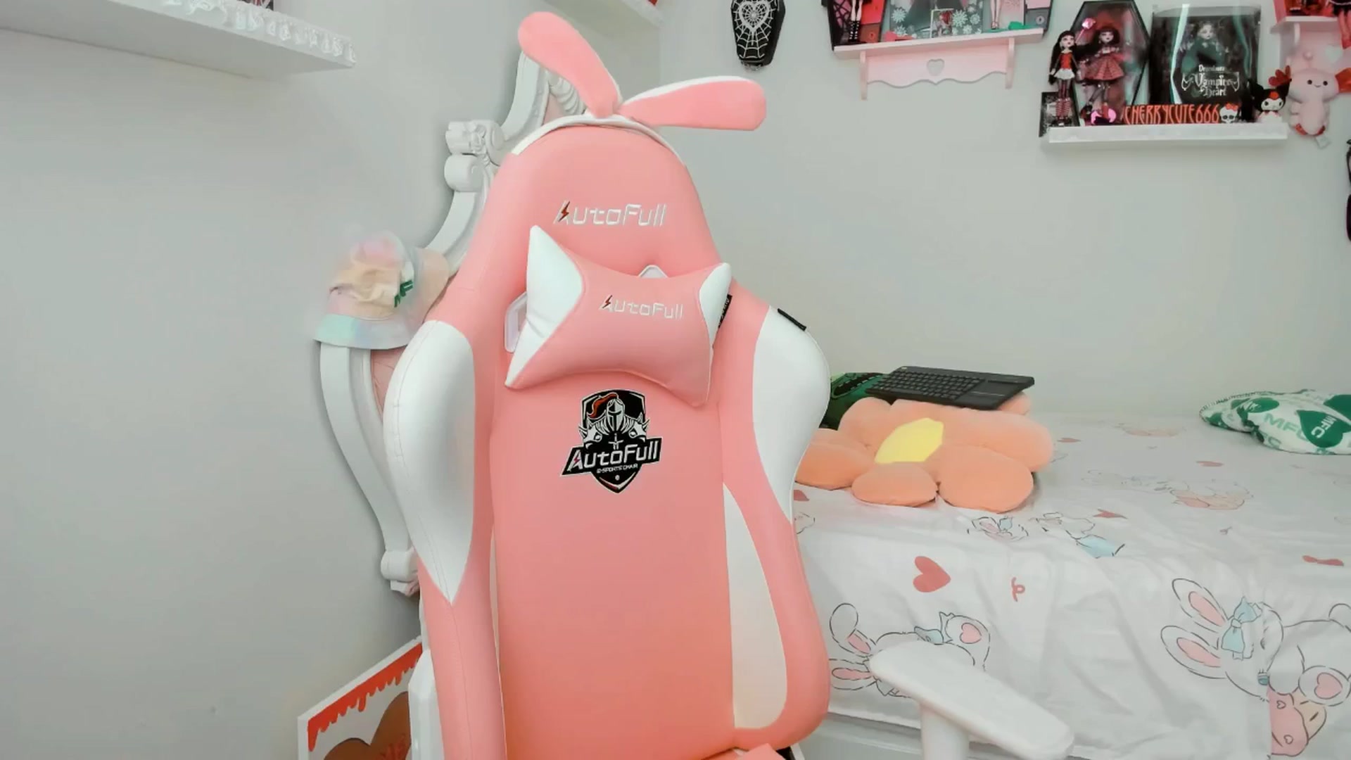 Gallery image thumbnail from Cherrycute666's myfreecams stream on, 06/22/2025, 19:35 image 8 of 20