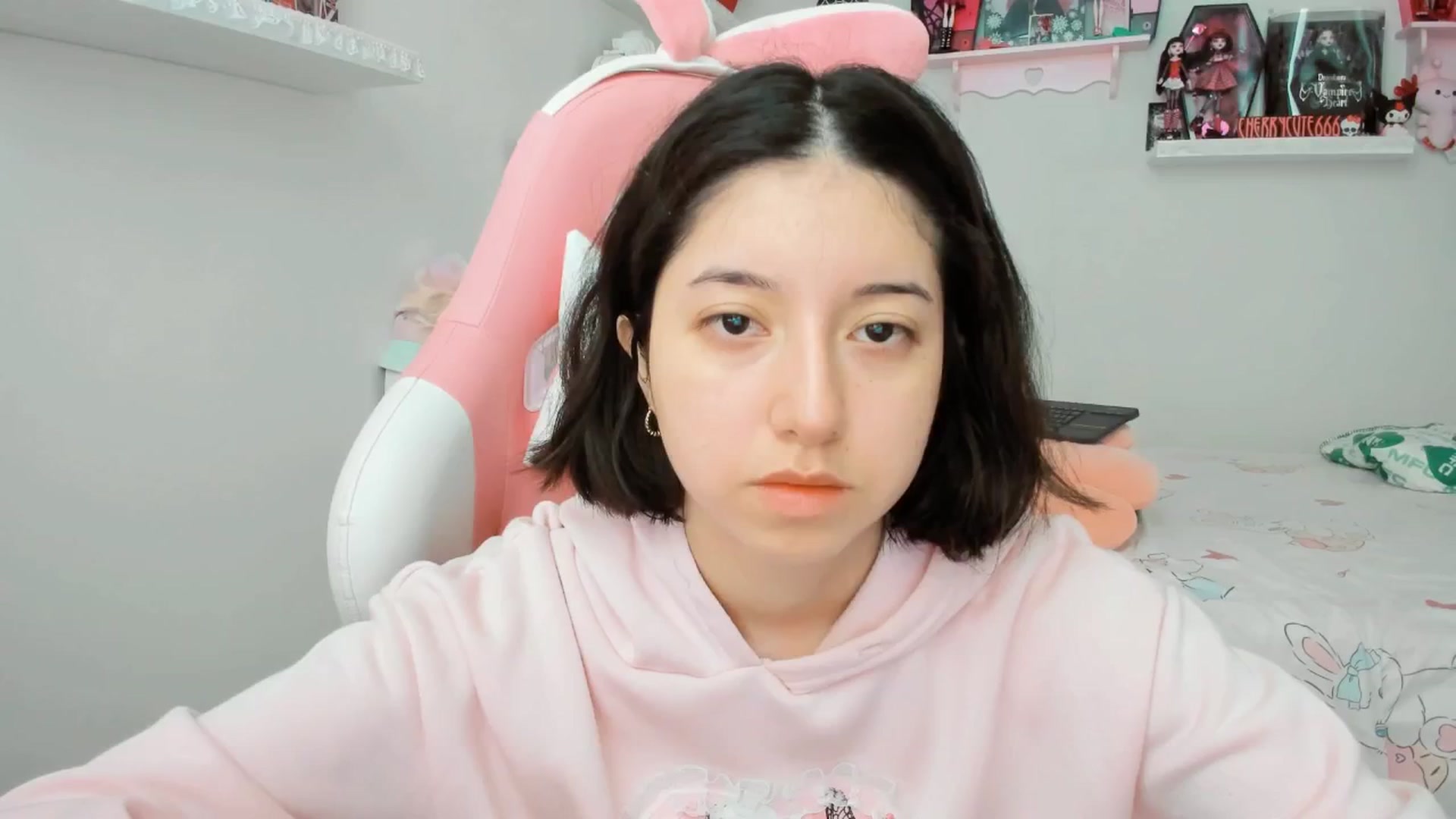 Gallery image thumbnail from Cherrycute666's myfreecams stream on, 06/22/2025, 19:35 image 14 of 20