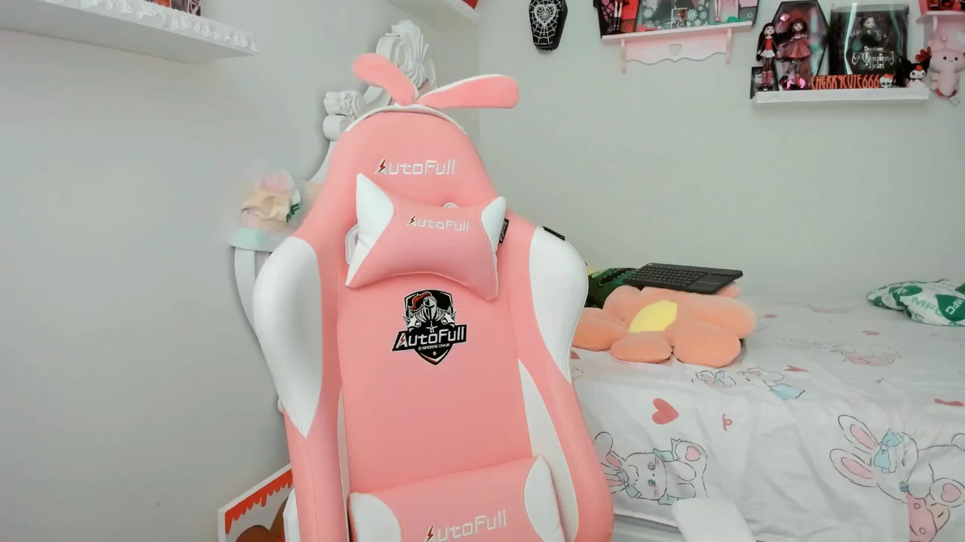 Gallery image thumbnail from Cherrycute666's myfreecams stream on, 06/22/2025, 19:35 image 2 of 20