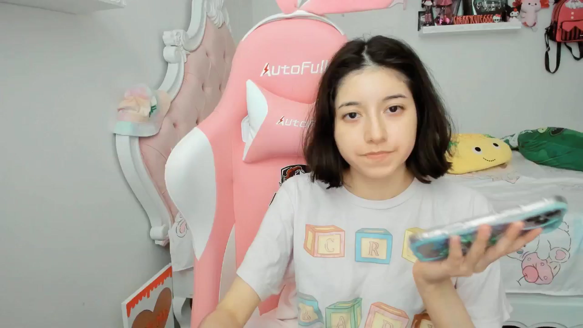 Gallery image thumbnail from Cherrycute666's myfreecams stream on, 06/23/2025, 22:27 image 18 of 20