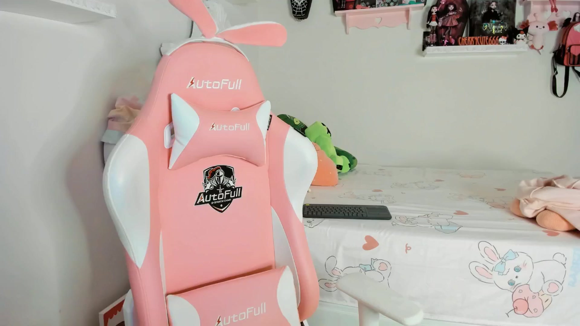 Gallery image thumbnail from Cherrycute666's myfreecams stream on, 06/24/2025, 05:17 image 15 of 20