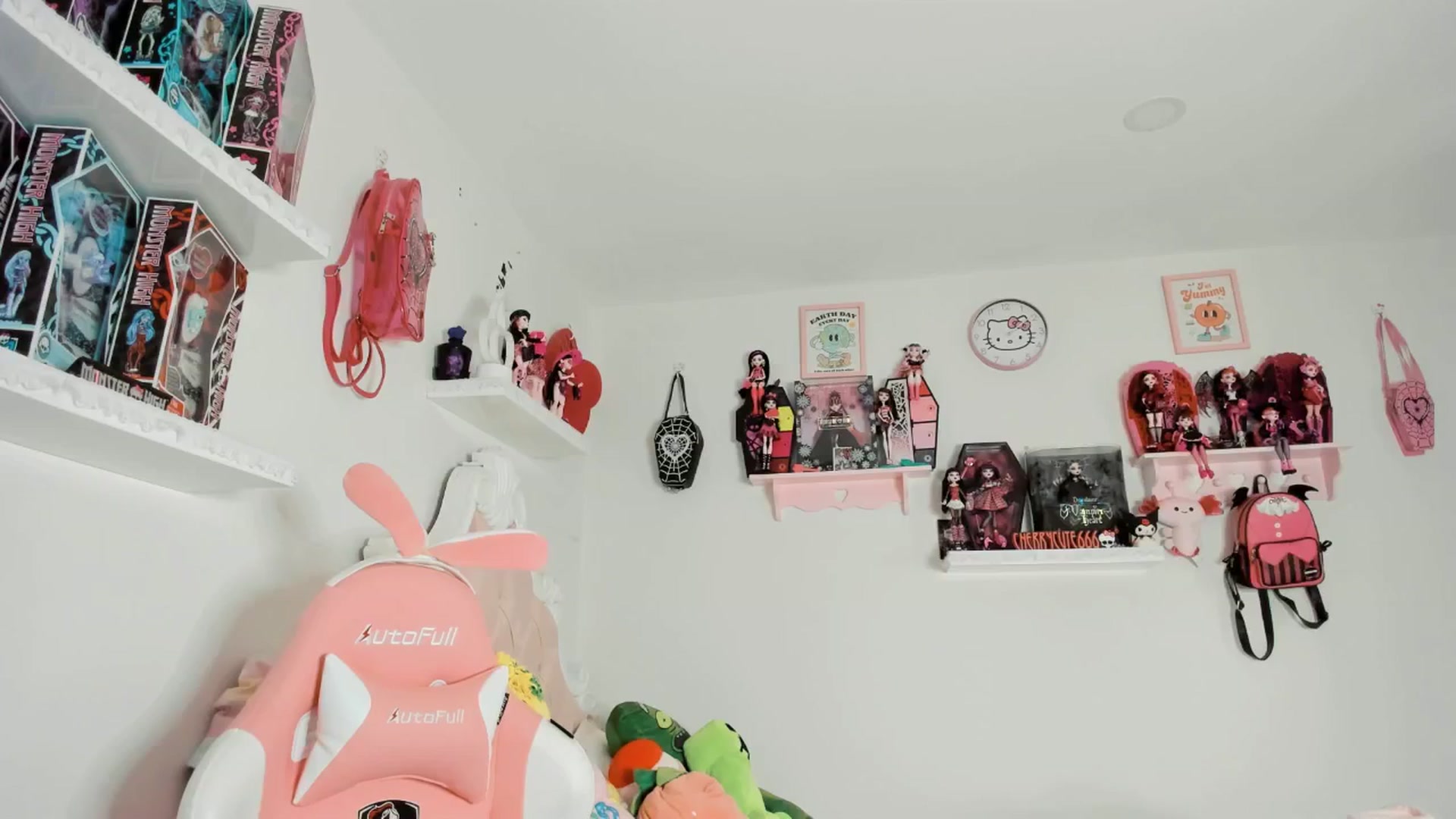 Gallery image thumbnail from Cherrycute666's myfreecams stream on, 06/24/2025, 05:17 image 13 of 20