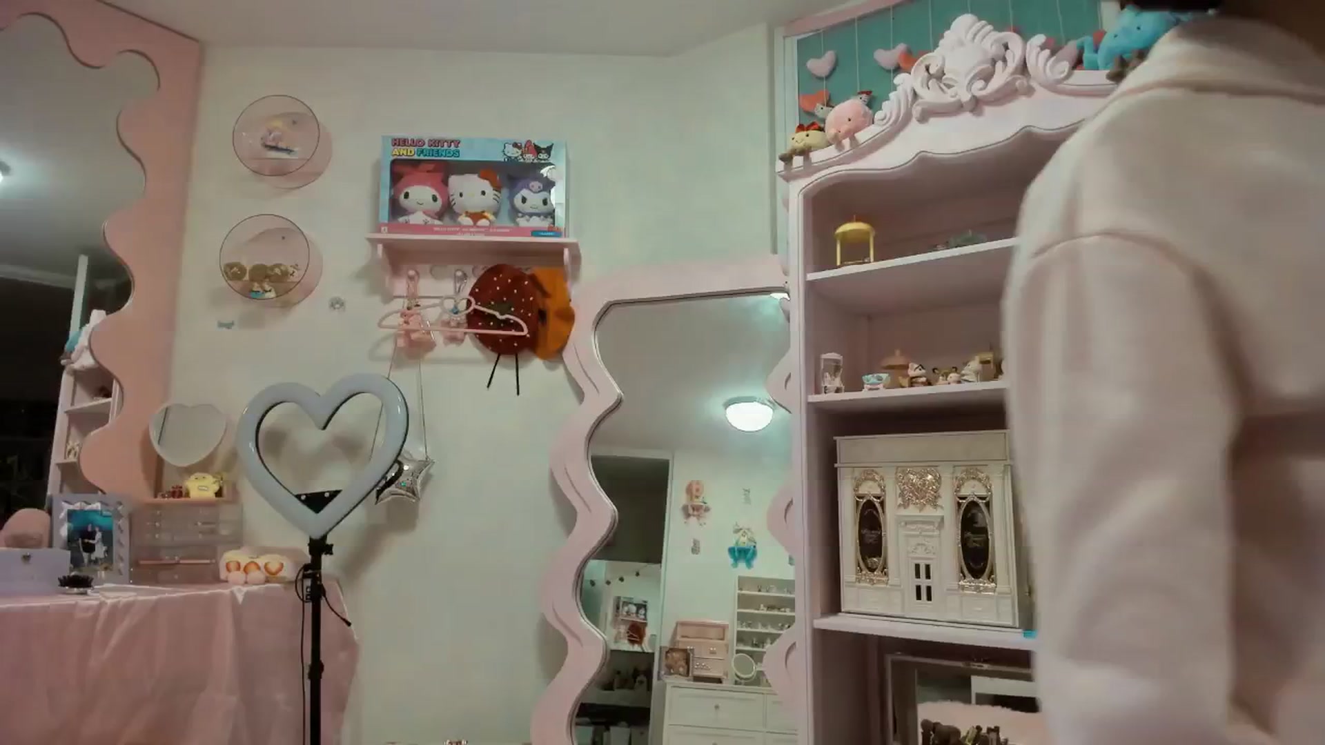 Gallery image thumbnail from Cherrycute666's myfreecams stream on, 06/24/2025, 05:17 image 5 of 20