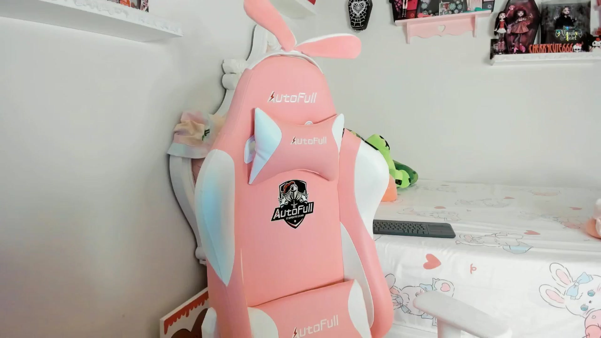 Gallery image thumbnail from Cherrycute666's myfreecams stream on, 06/24/2025, 05:17 image 18 of 20