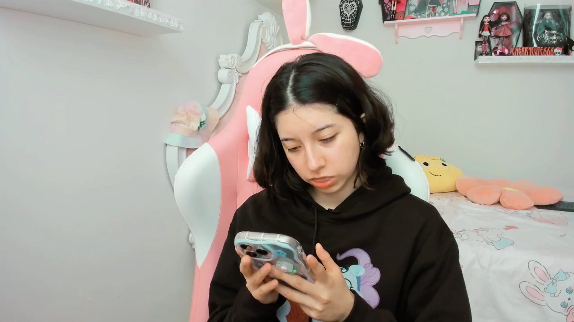 Gallery image thumbnail from Cherrycute666's myfreecams stream on, 06/25/2025, 20:49 image 11 of 20
