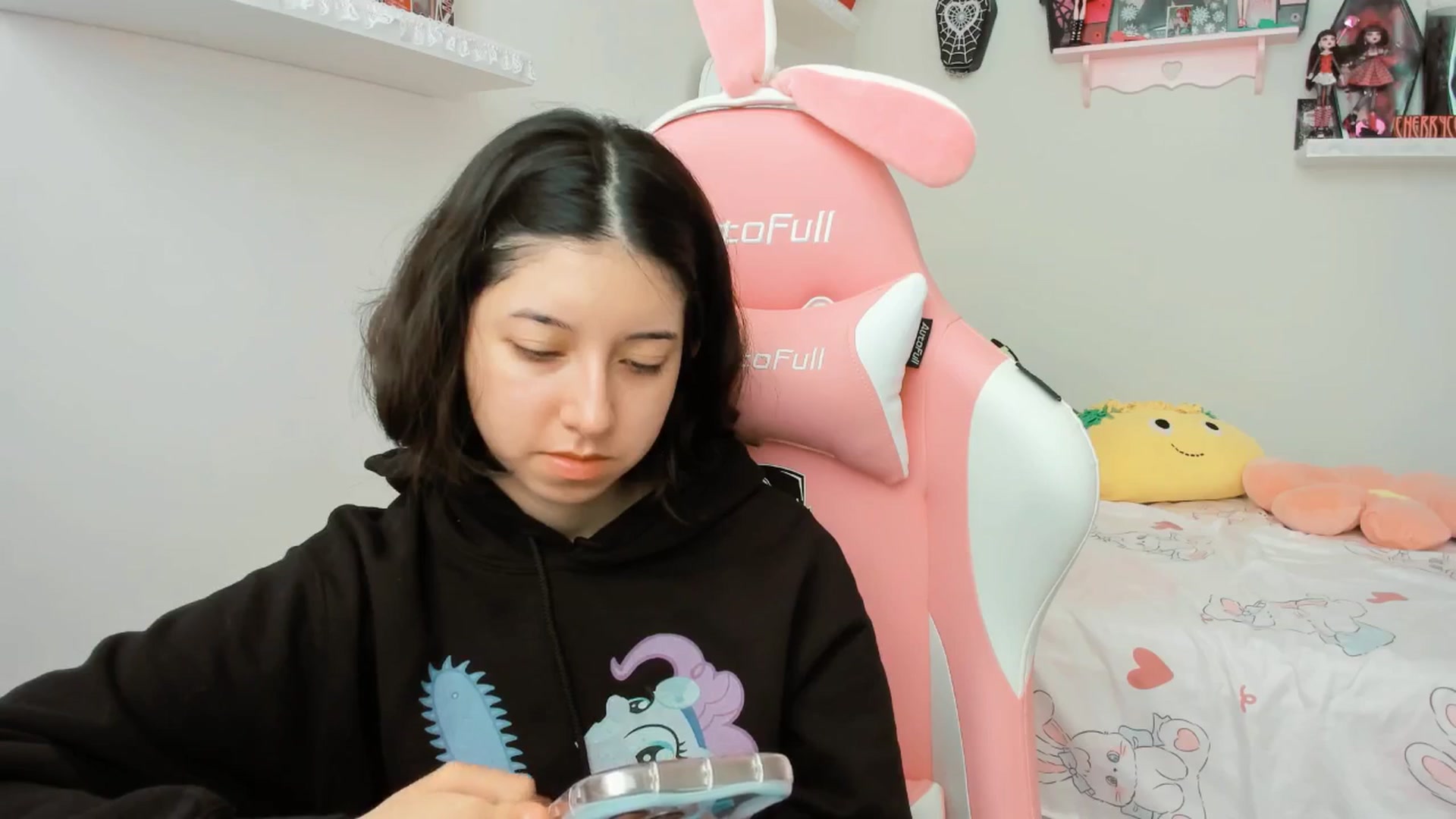 Gallery image thumbnail from Cherrycute666's myfreecams stream on, 06/25/2025, 20:49 image 16 of 20