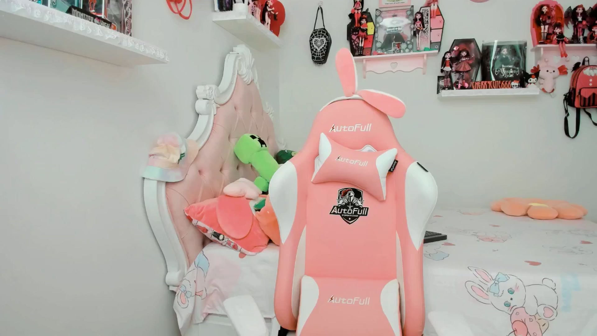 Gallery image thumbnail from Cherrycute666's myfreecams stream on, 06/26/2025, 21:04 image 18 of 20