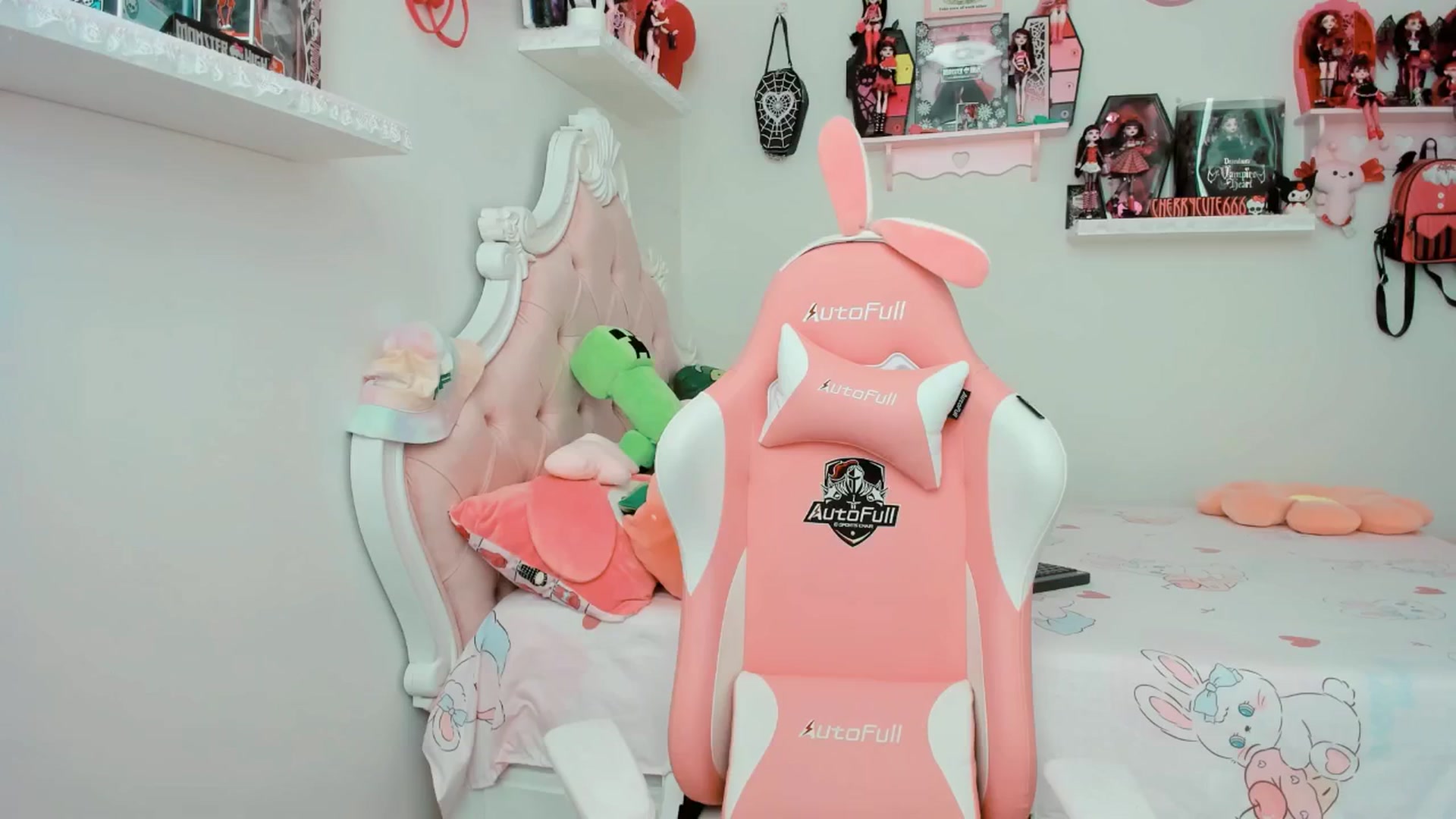 Gallery image thumbnail from Cherrycute666's myfreecams stream on, 06/26/2025, 21:04 image 17 of 20