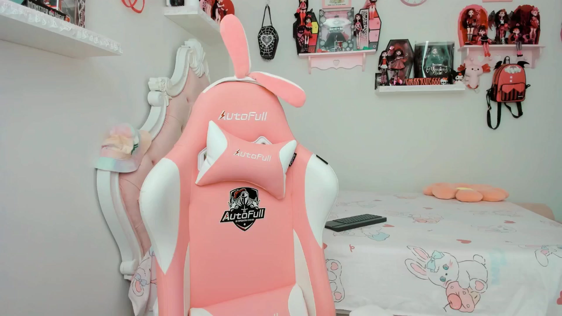 Gallery image thumbnail from Cherrycute666's myfreecams stream on, 06/26/2025, 21:04 image 10 of 20