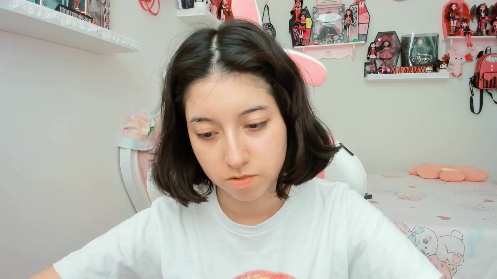 Gallery image thumbnail from Cherrycute666's myfreecams stream on, 06/26/2025, 21:04 image 16 of 20