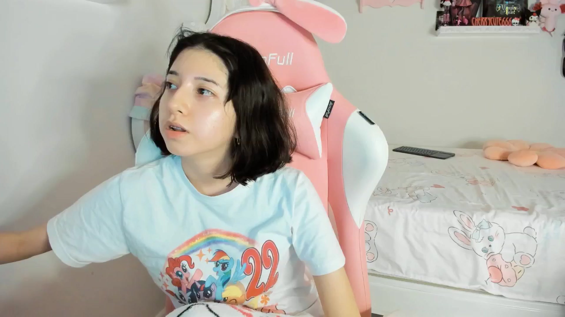Gallery image thumbnail from Cherrycute666's myfreecams stream on, 06/27/2025, 05:05 image 17 of 20