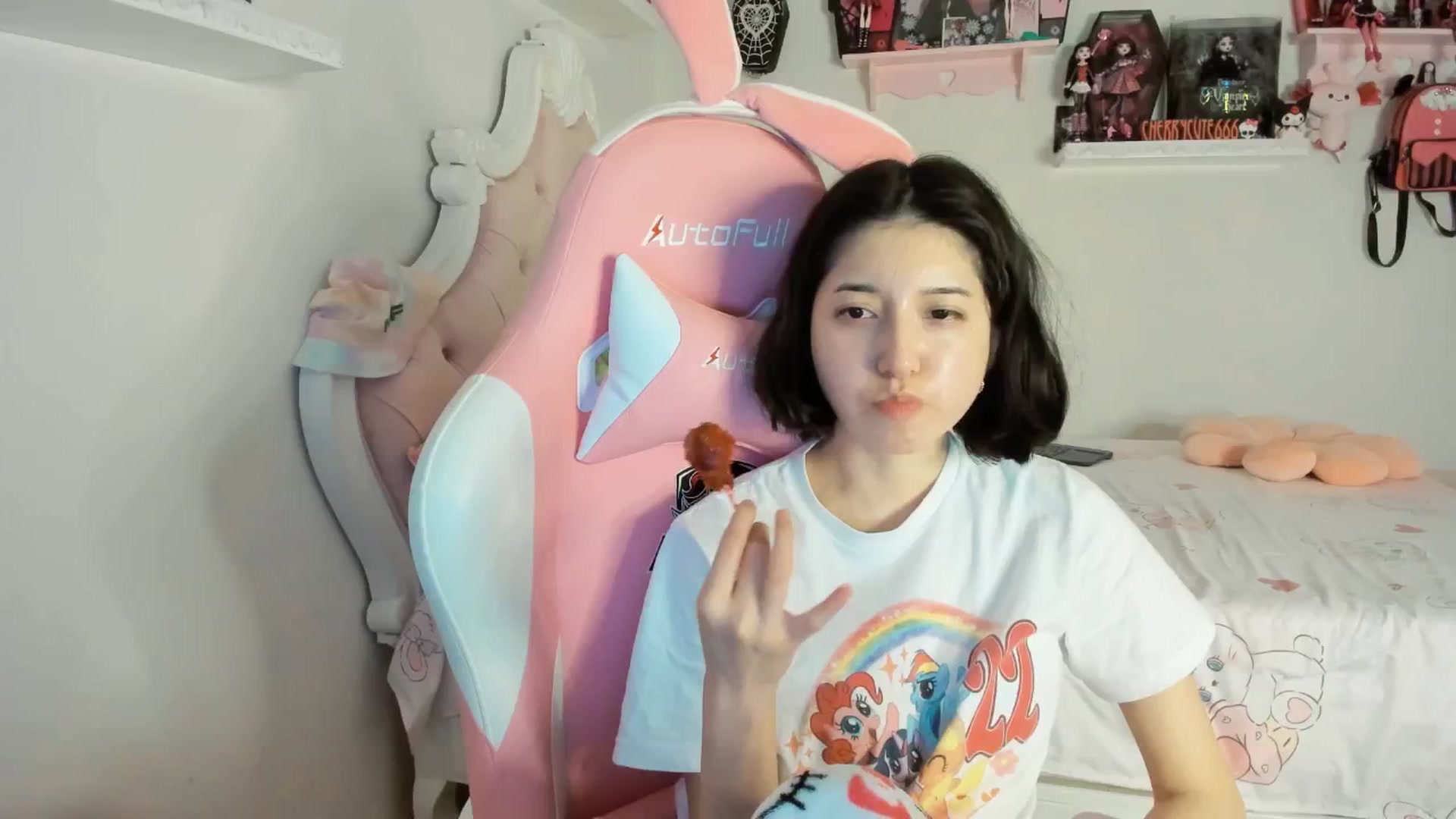 Gallery image thumbnail from Cherrycute666's myfreecams stream on, 06/27/2025, 05:05 image 6 of 20