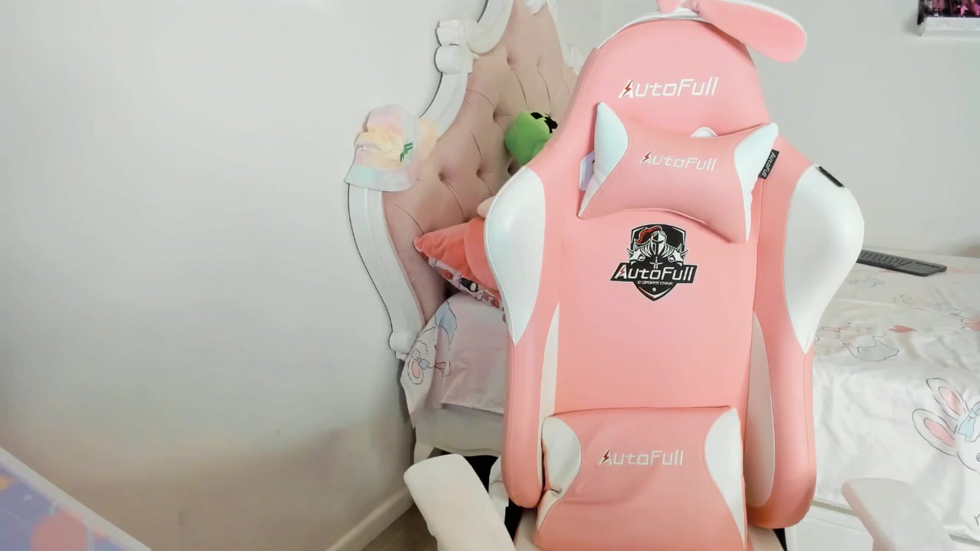 Gallery image thumbnail from Cherrycute666's myfreecams stream on, 06/27/2025, 05:44 image 6 of 20