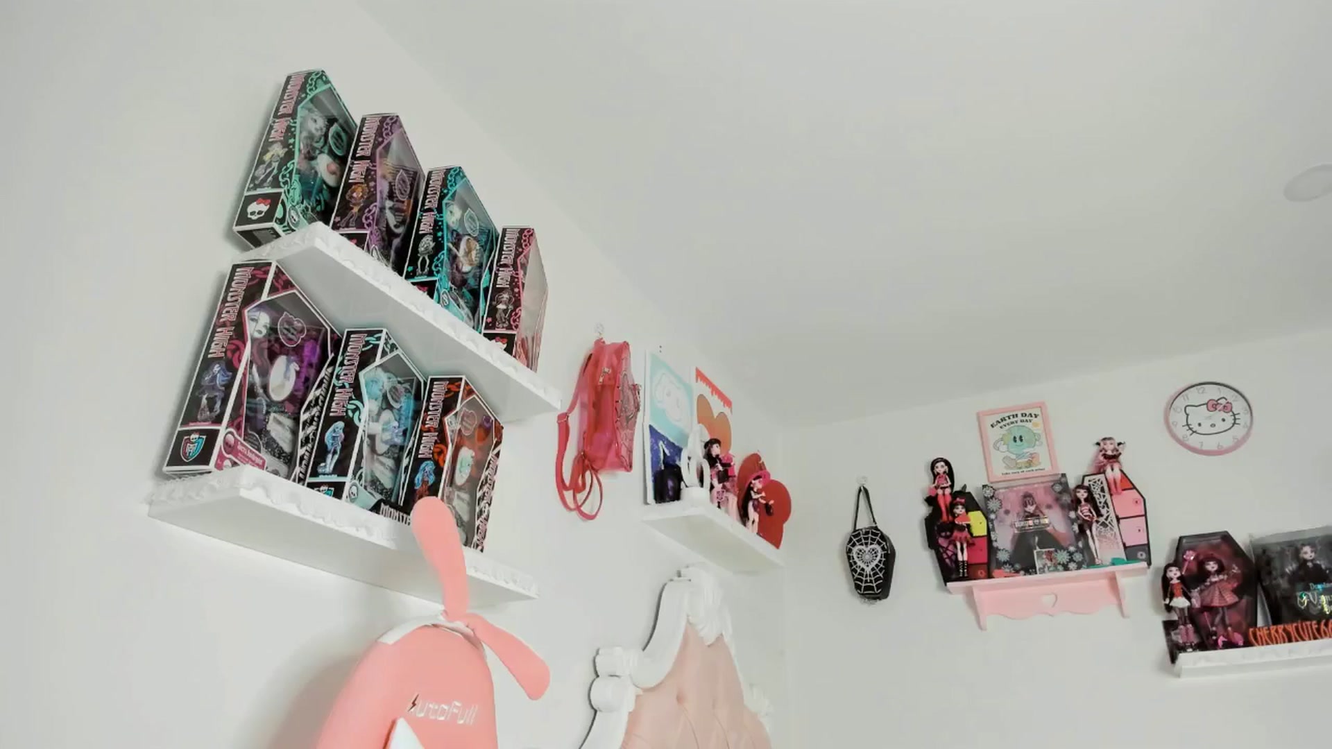 Gallery image thumbnail from Cherrycute666's myfreecams stream on, 06/27/2025, 05:44 image 17 of 20