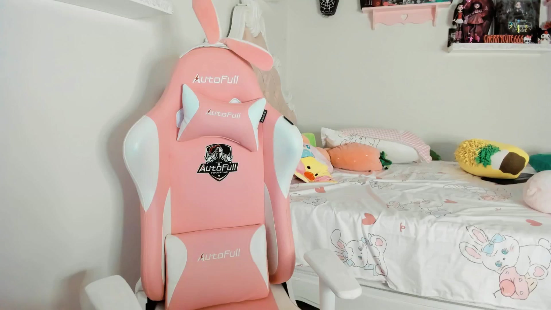 Gallery image thumbnail from Cherrycute666's myfreecams stream on, 06/28/2025, 07:19 image 1 of 20