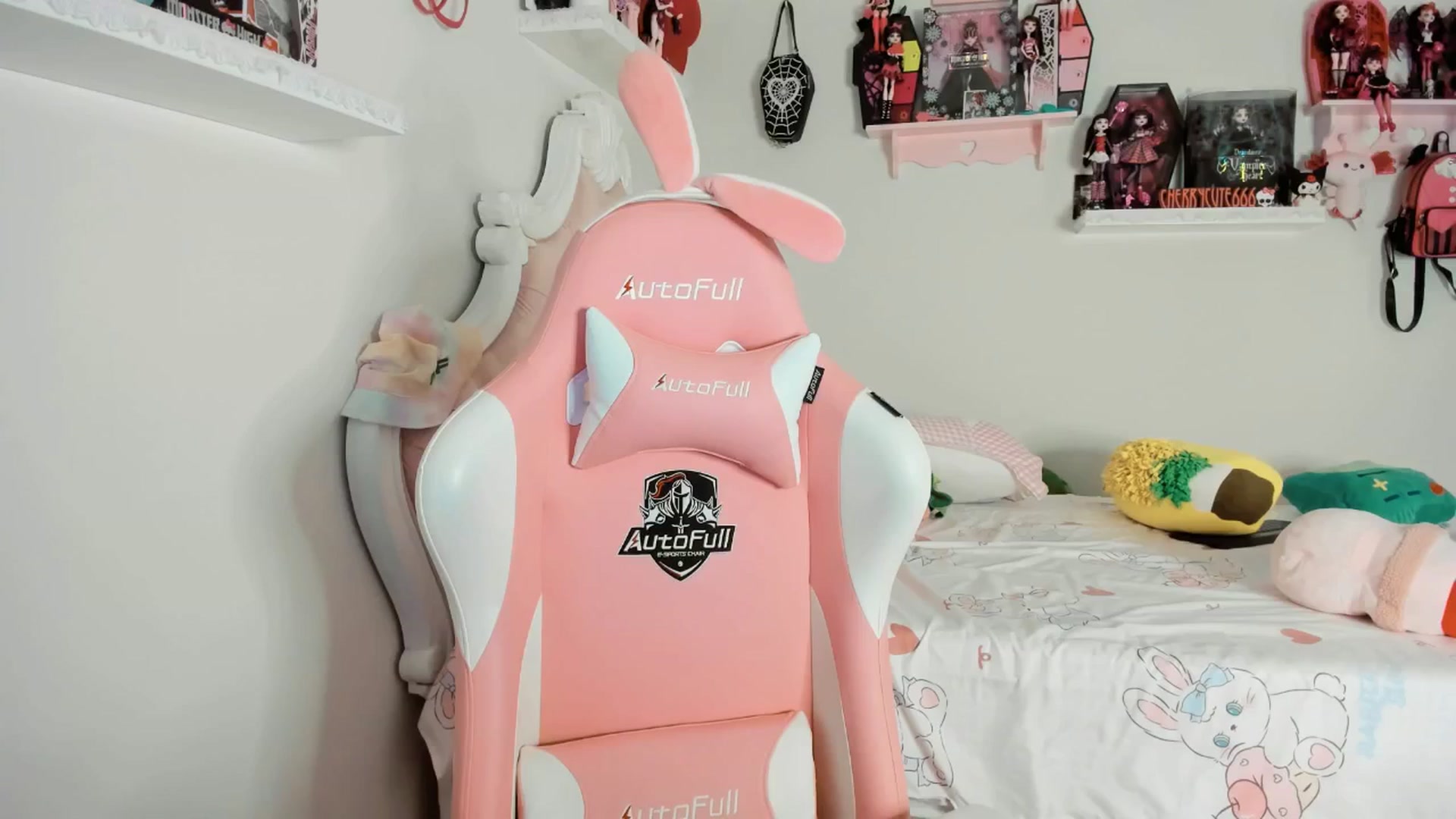 Gallery image thumbnail from Cherrycute666's myfreecams stream on, 06/28/2025, 07:19 image 6 of 20