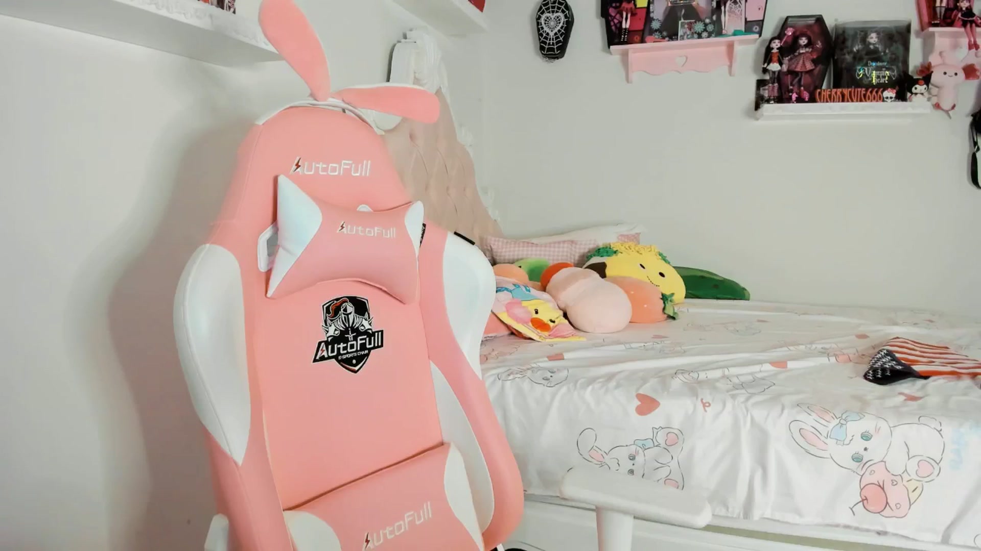 Gallery image thumbnail from Cherrycute666's myfreecams stream on, 06/29/2025, 09:09 image 14 of 20