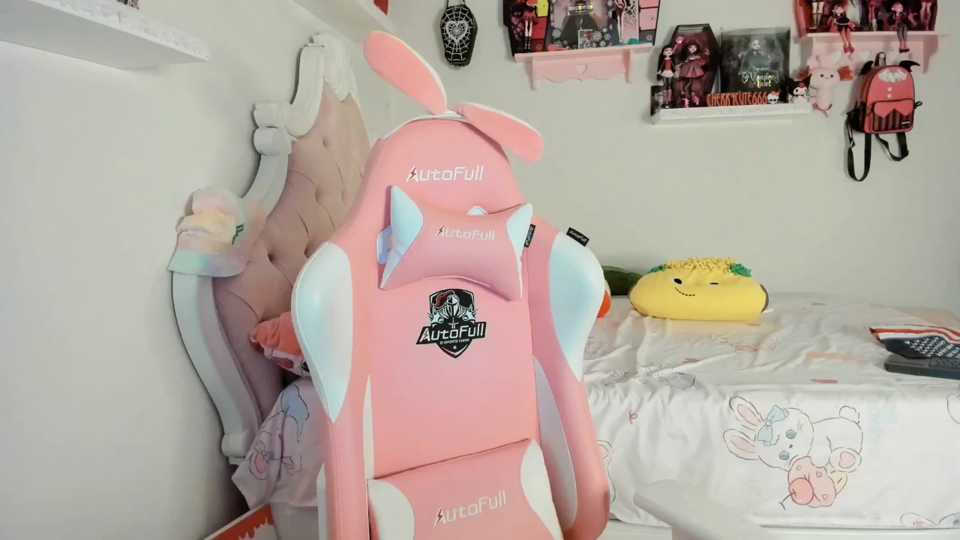Gallery image thumbnail from Cherrycute666's myfreecams stream on, 06/30/2025, 01:52 image 17 of 20