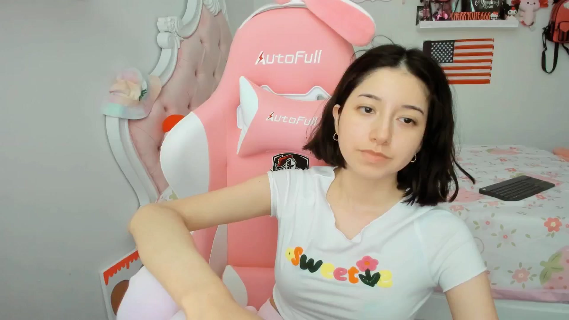 Gallery image thumbnail from Cherrycute666's myfreecams stream on, 07/04/2025, 24:16 image 6 of 20