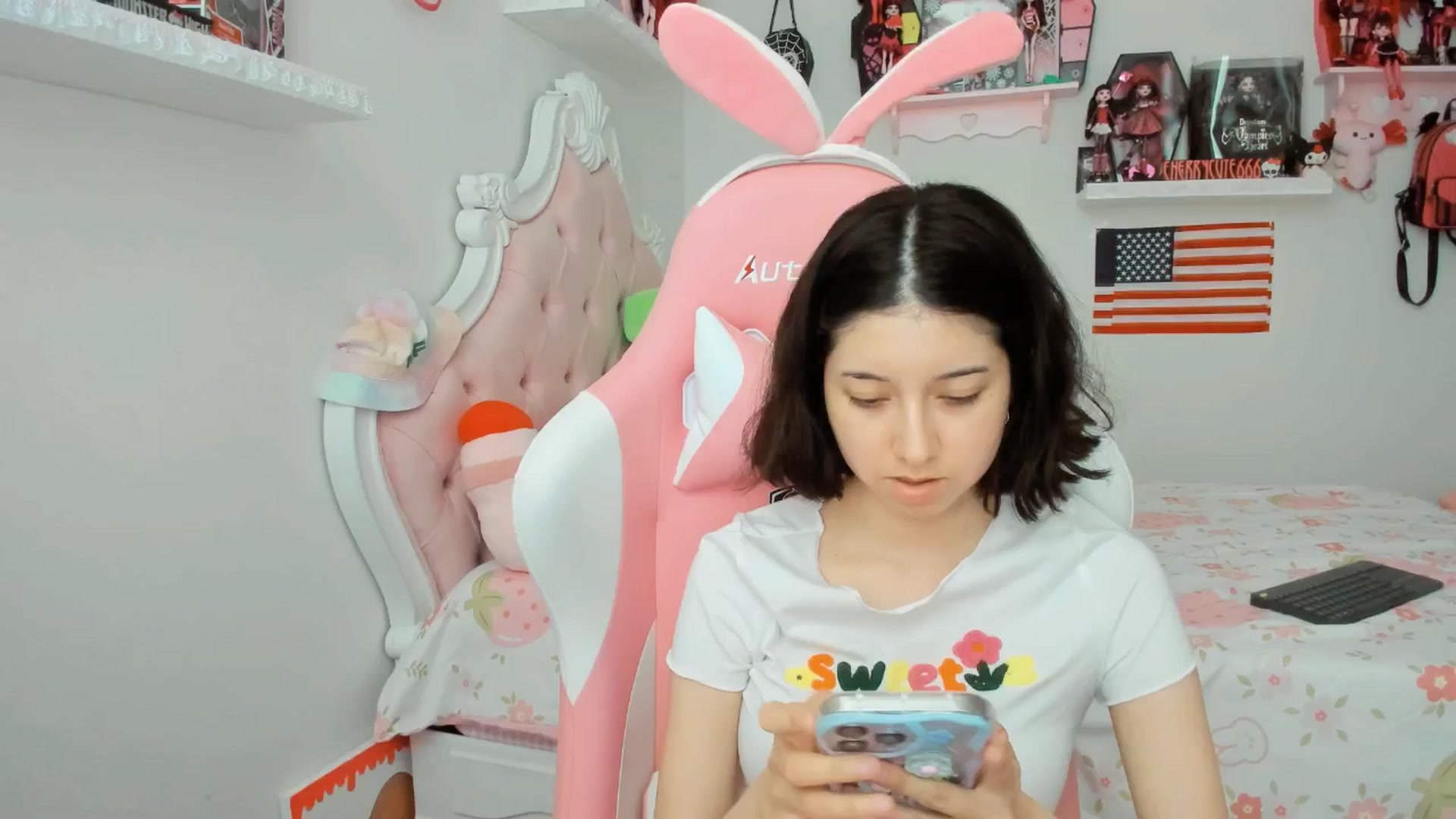 Gallery image thumbnail from Cherrycute666's myfreecams stream on, 07/04/2025, 24:16 image 14 of 20