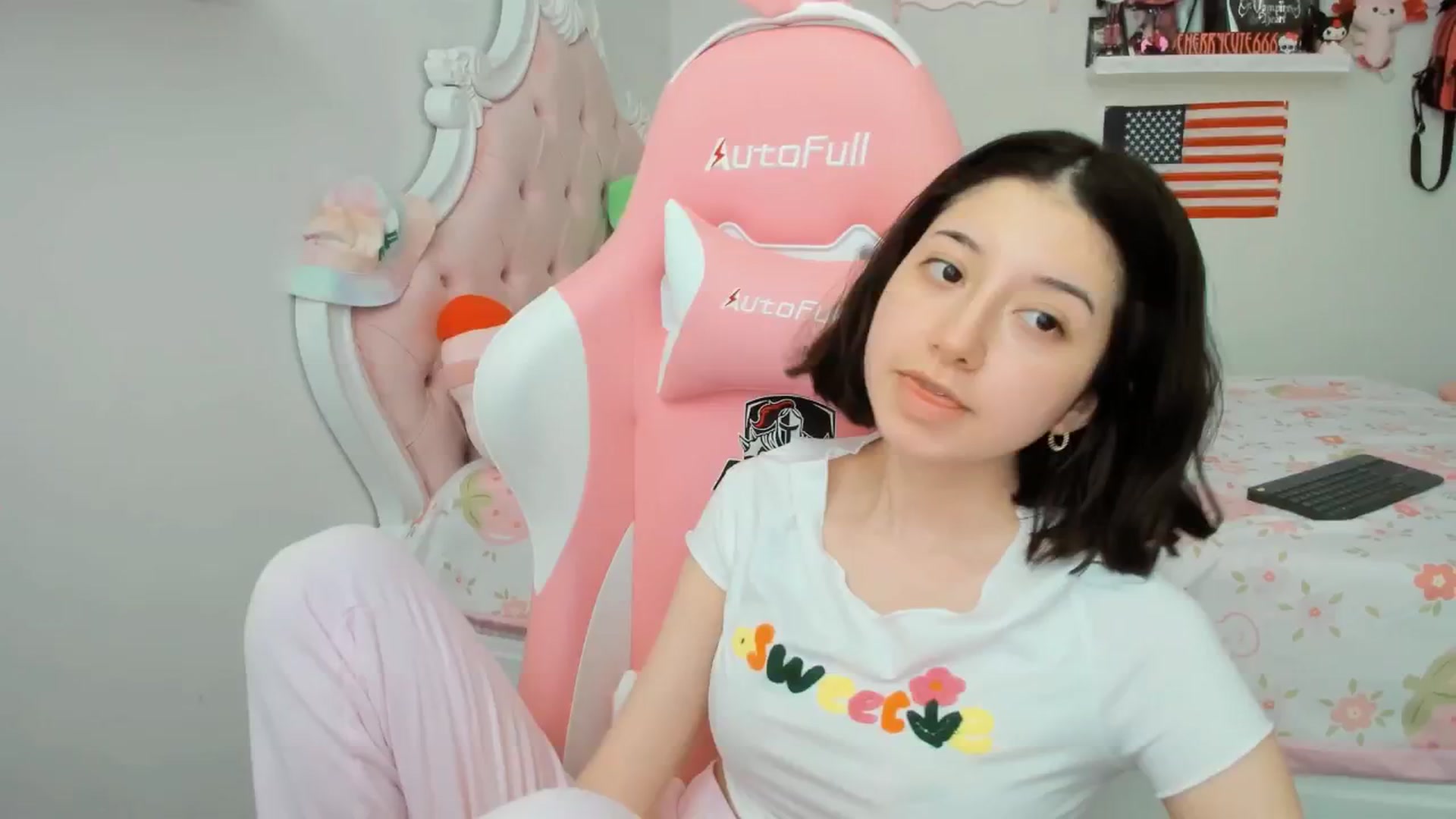 Gallery image thumbnail from Cherrycute666's myfreecams stream on, 07/04/2025, 24:16 image 7 of 20