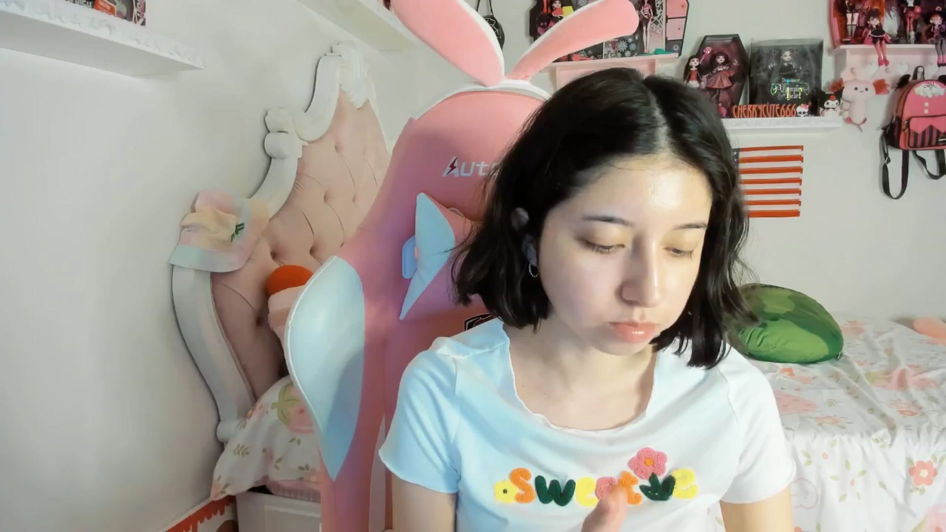 Gallery image thumbnail from Cherrycute666's myfreecams stream on, 07/04/2025, 07:06 image 16 of 20