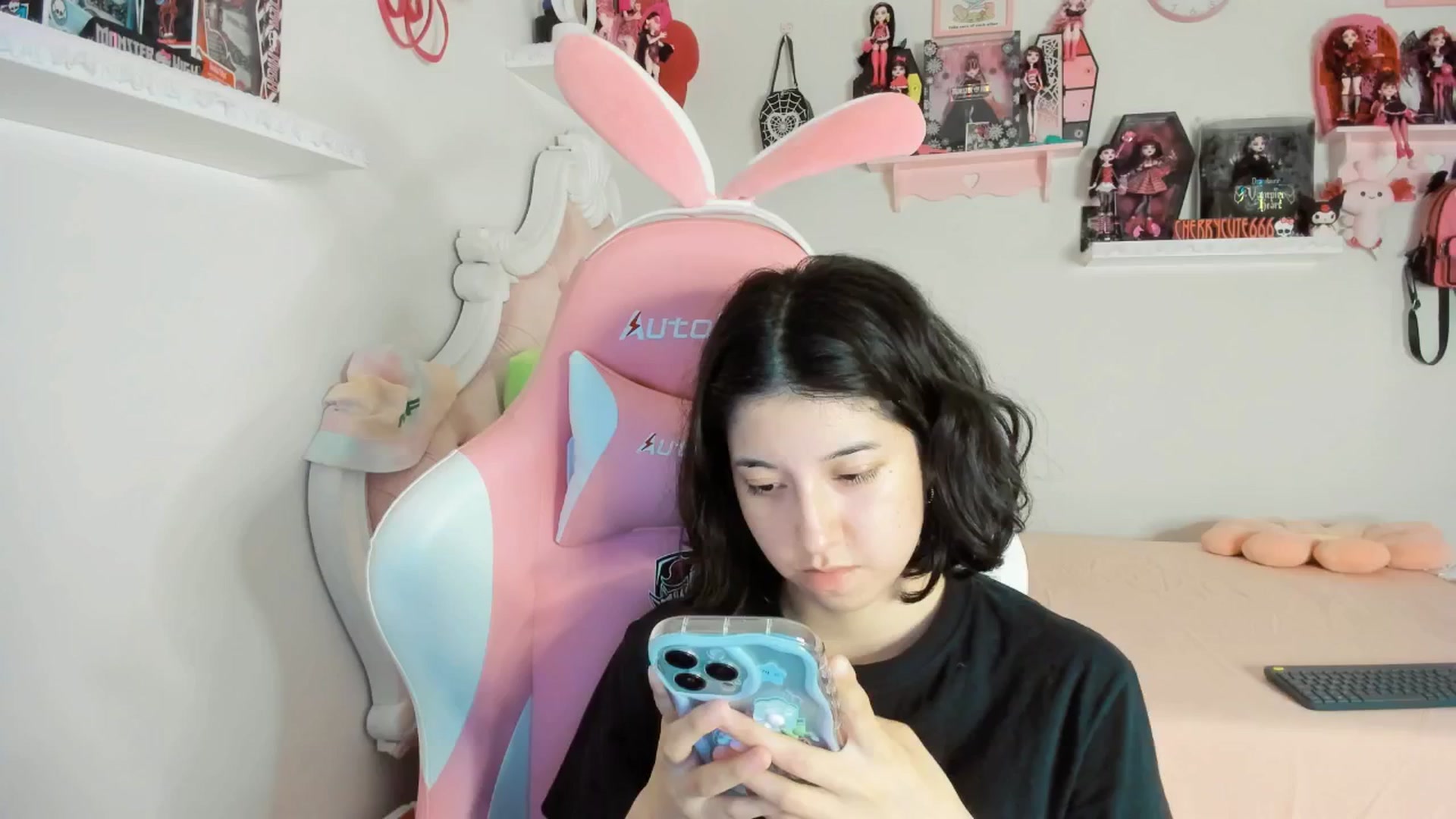 Gallery image thumbnail from Cherrycute666's myfreecams stream on, 07/08/2025, 04:57 image 5 of 20