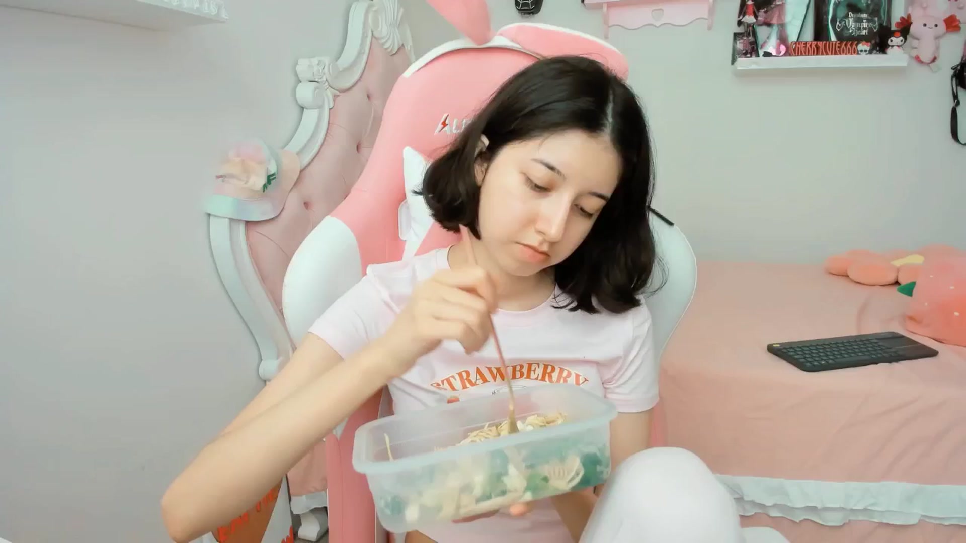 Gallery image thumbnail from Cherrycute666's myfreecams stream on, 07/10/2025, 22:20 image 1 of 20