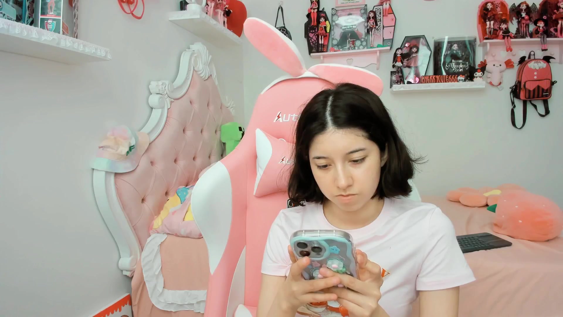 Gallery image thumbnail from Cherrycute666's myfreecams stream on, 07/10/2025, 22:20 image 19 of 20