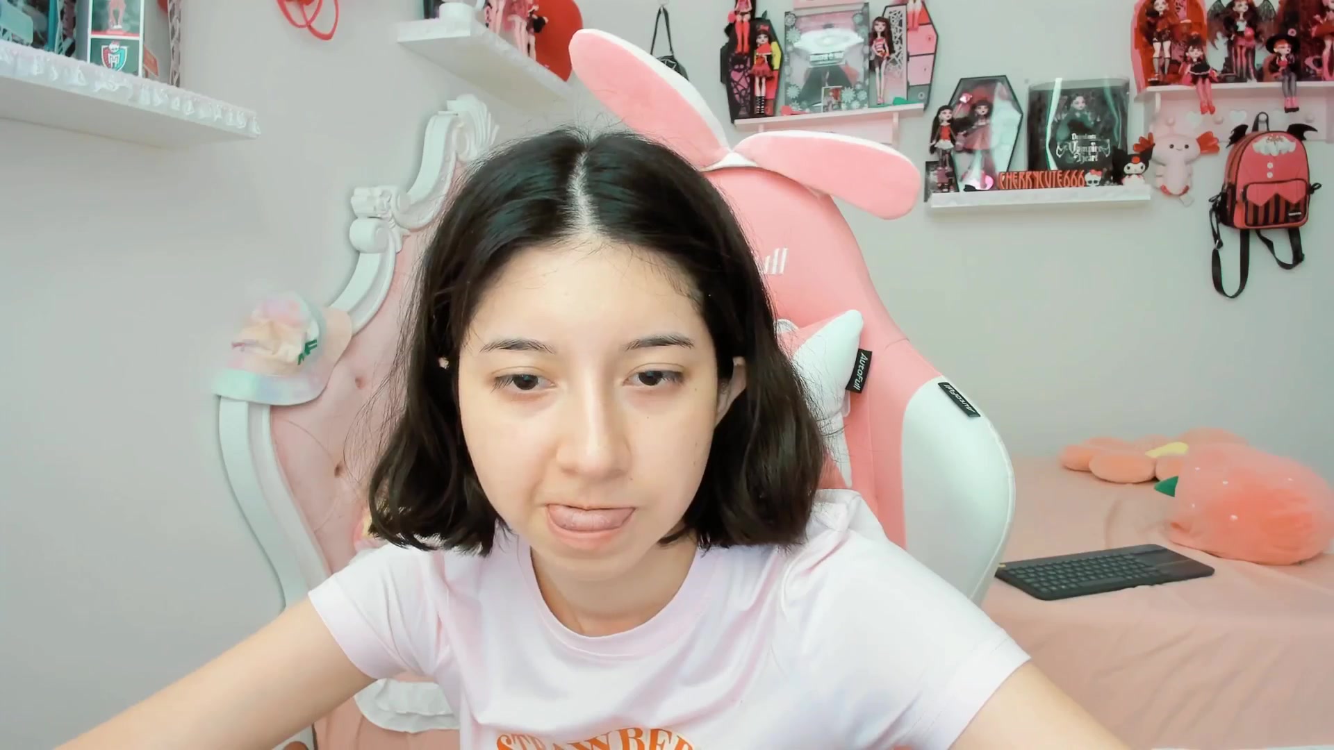 Gallery image thumbnail from Cherrycute666's myfreecams stream on, 07/10/2025, 22:20 image 20 of 20