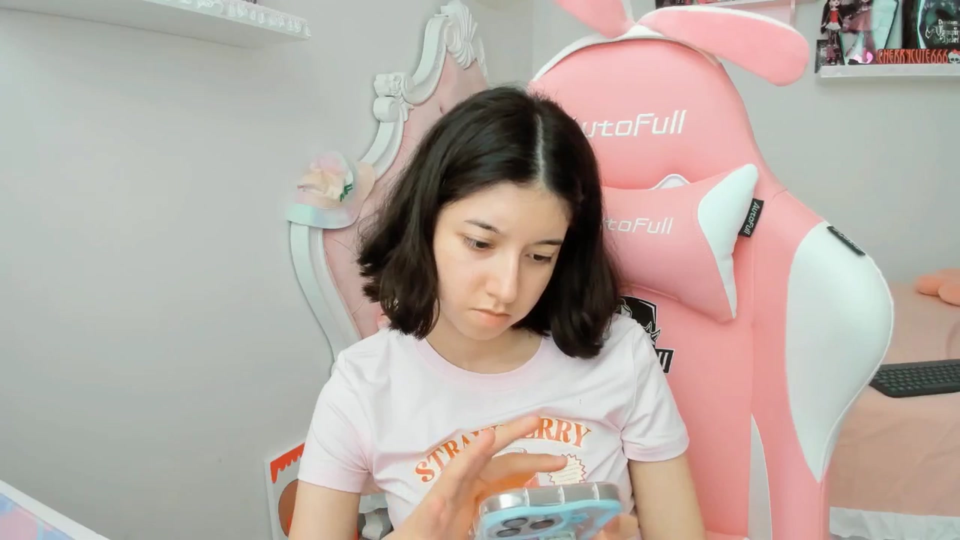 Gallery image thumbnail from Cherrycute666's myfreecams stream on, 07/10/2025, 22:20 image 15 of 20