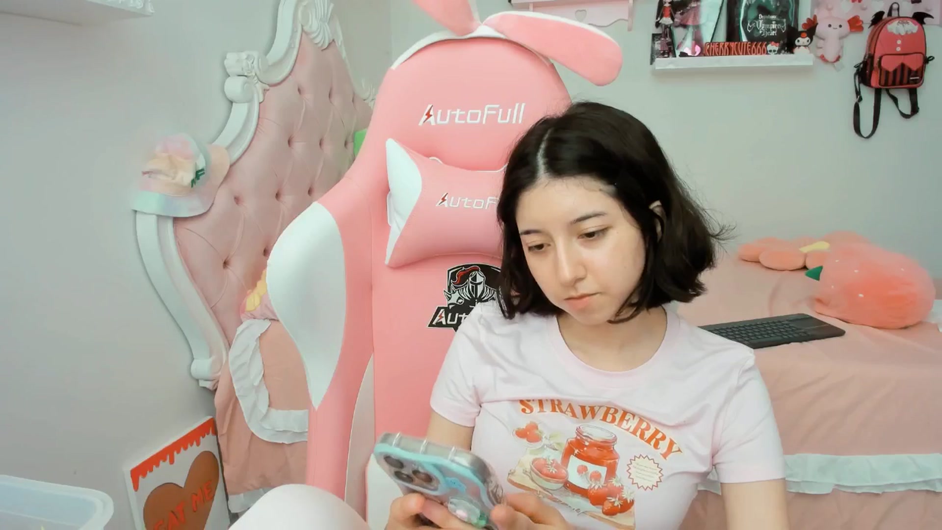 Gallery image thumbnail from Cherrycute666's myfreecams stream on, 07/10/2025, 22:20 image 6 of 20