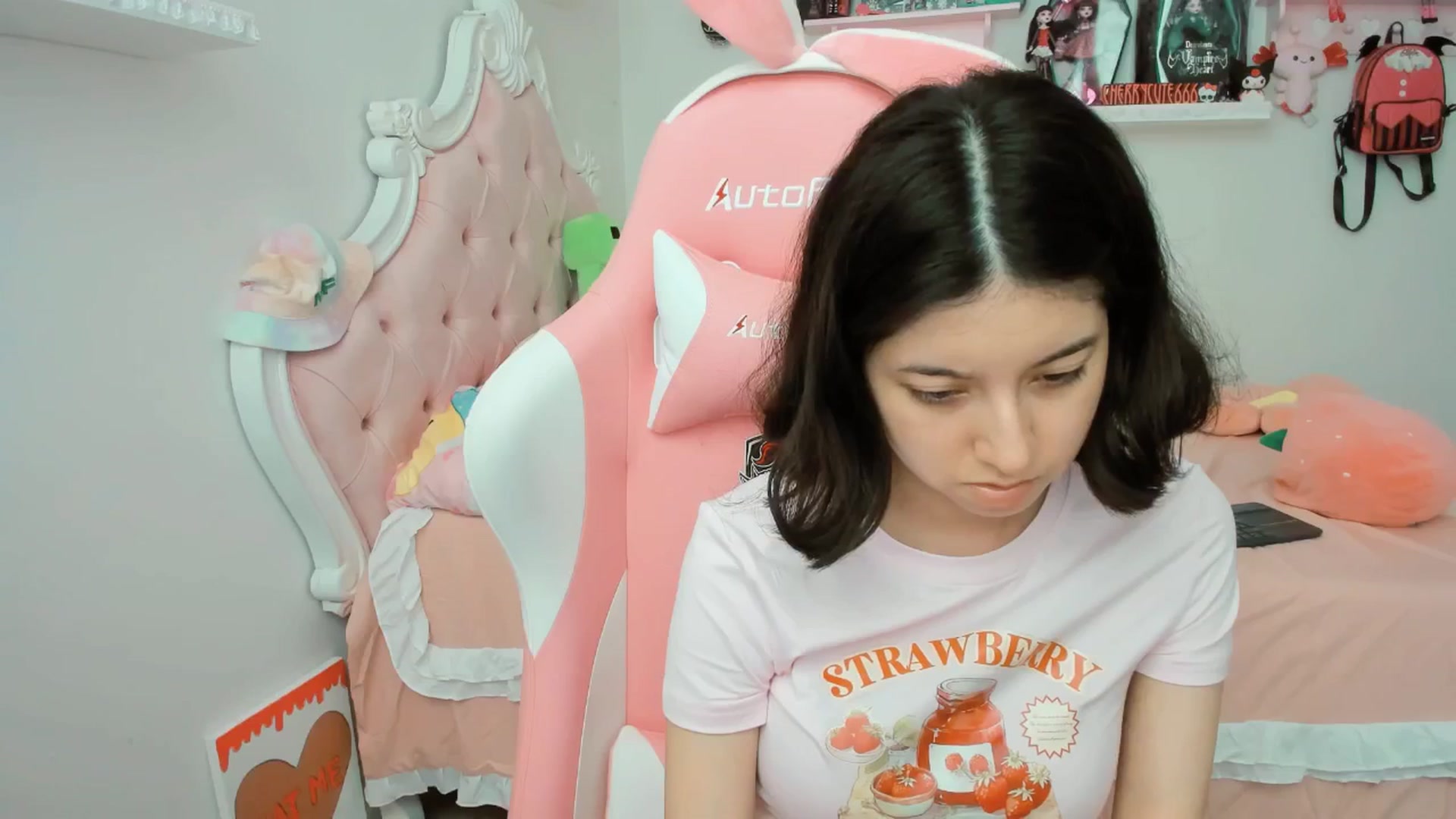 Gallery image thumbnail from Cherrycute666's myfreecams stream on, 07/10/2025, 22:20 image 14 of 20