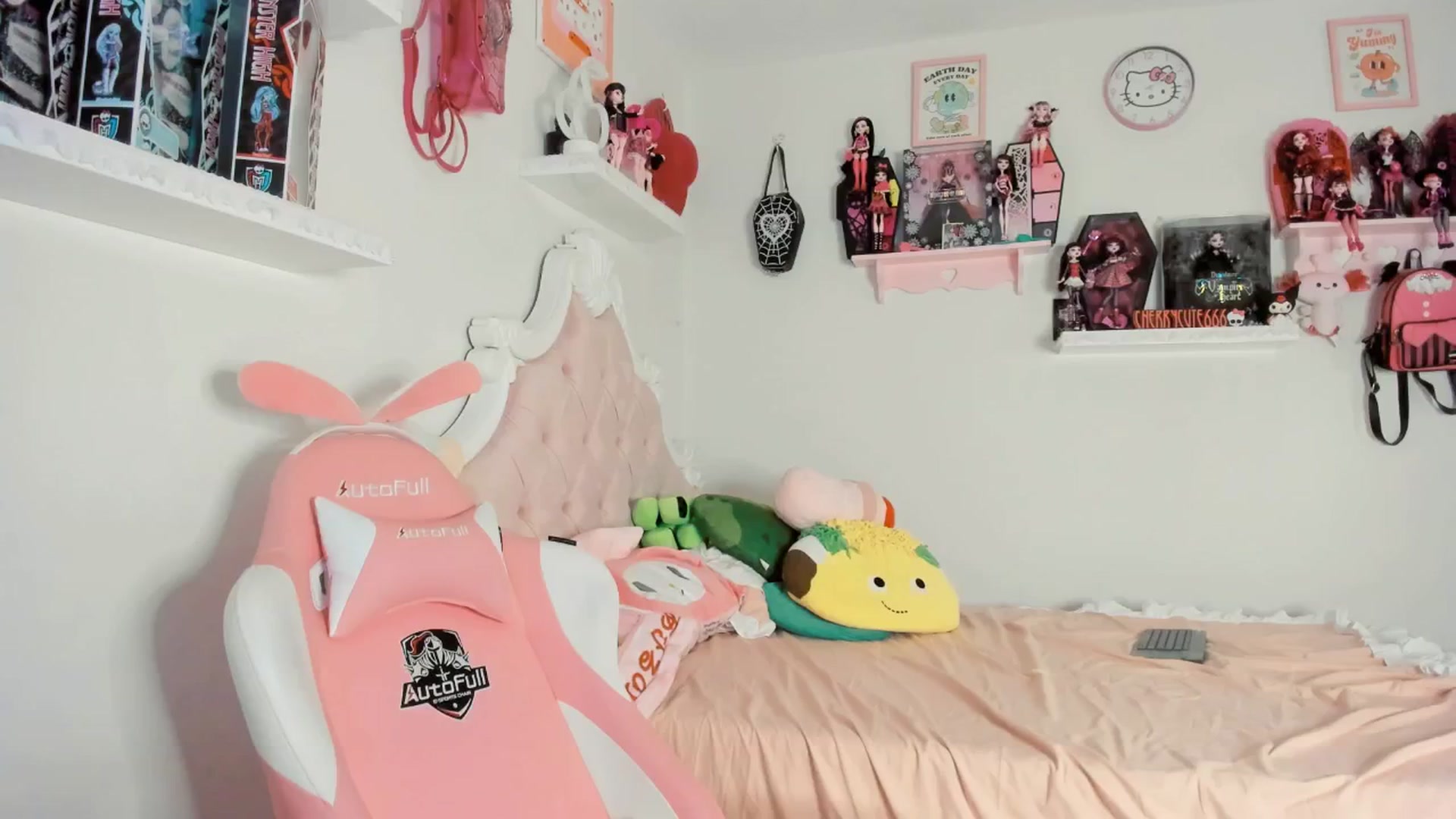 Gallery image thumbnail from Cherrycute666's myfreecams stream on, 07/14/2025, 04:05 image 13 of 20