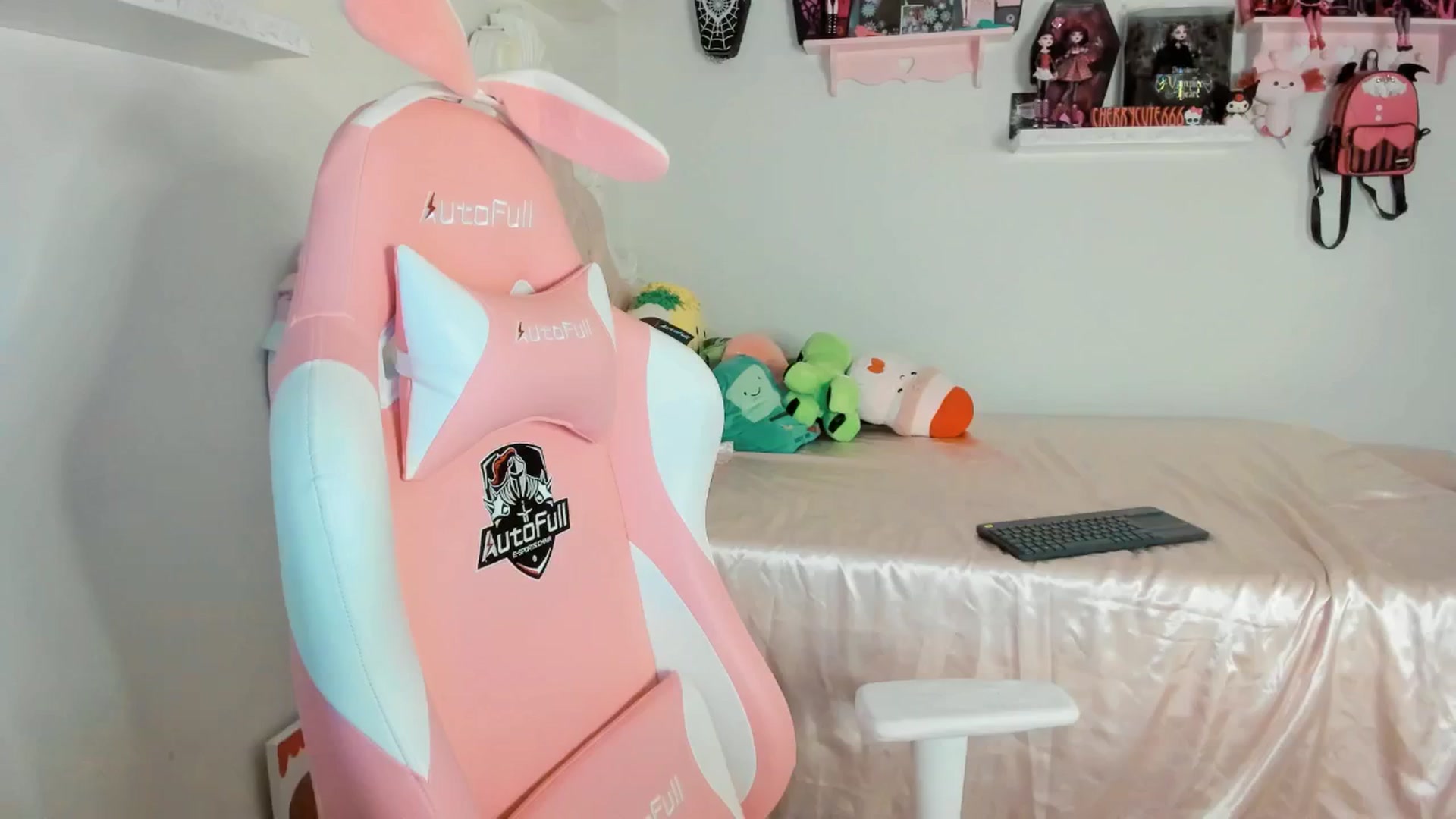 Gallery image thumbnail from Cherrycute666's myfreecams stream on, 07/18/2025, 06:26 image 2 of 20