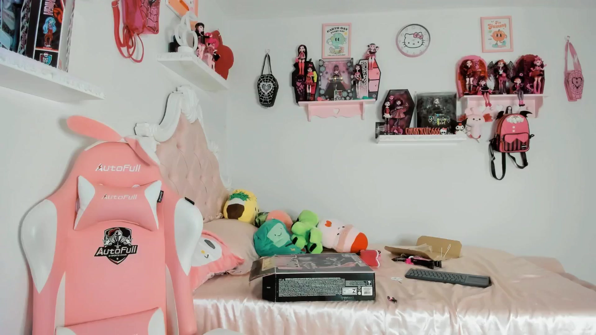 Gallery image thumbnail from Cherrycute666's myfreecams stream on, 07/18/2025, 06:26 image 6 of 20