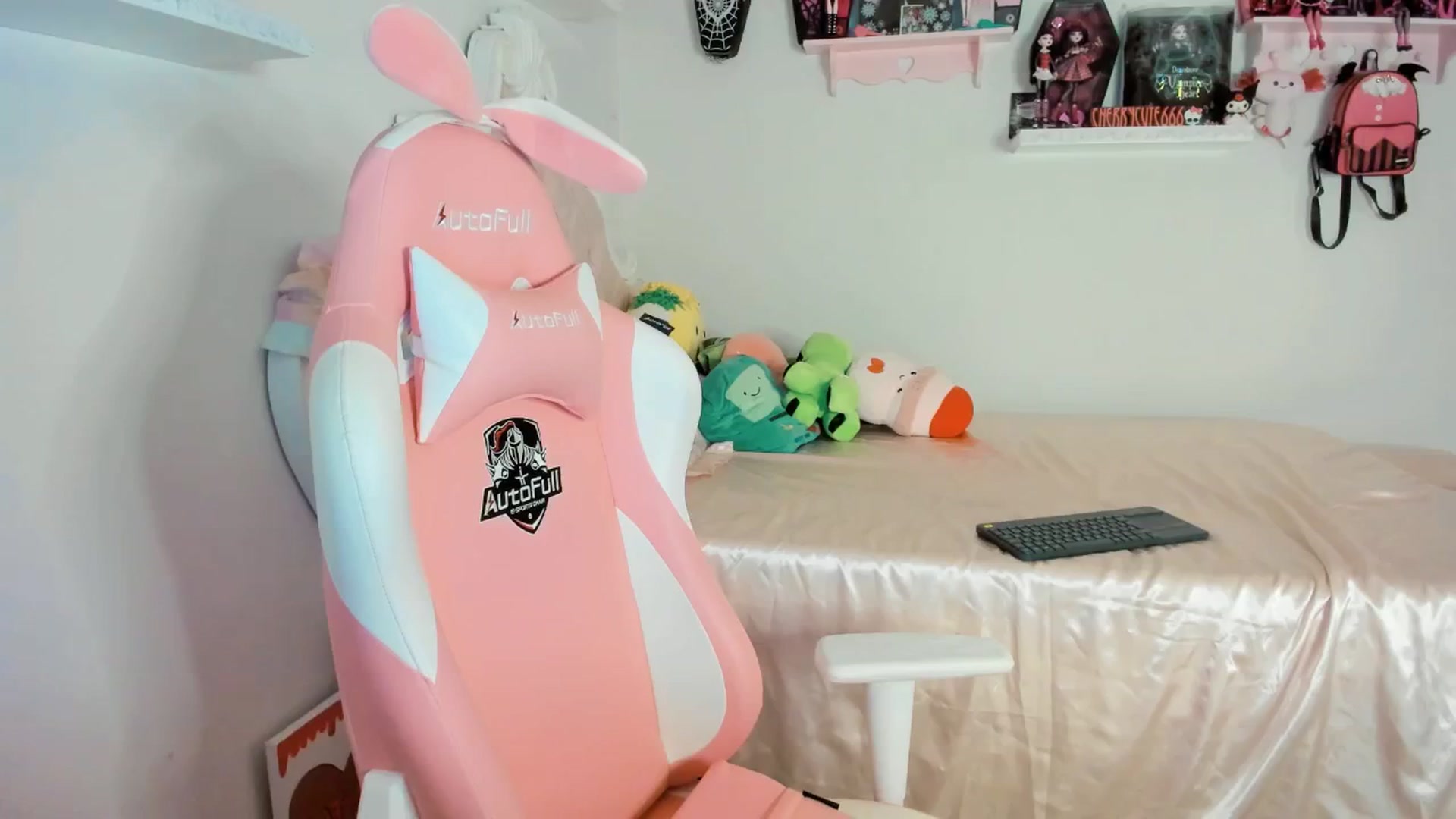 Gallery image thumbnail from Cherrycute666's myfreecams stream on, 07/18/2025, 06:26 image 3 of 20