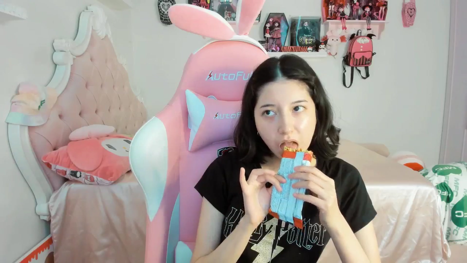 Gallery image thumbnail from Cherrycute666's myfreecams stream on, 07/19/2025, 23:53 image 19 of 20